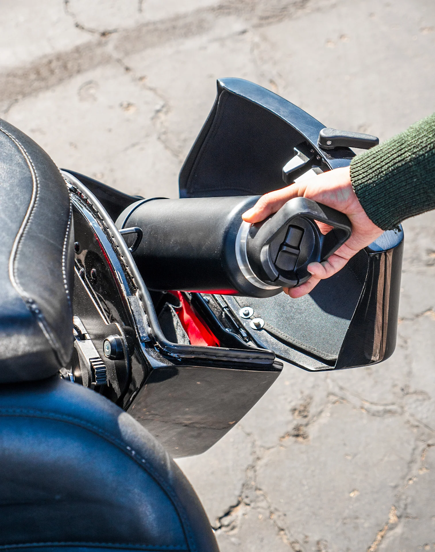 12L - Ironclad Quick Mount Medium Harley Softail Fat Boy Lo FLSTFB Painted Hard Solo Saddlebag (Left Only) - Image 6