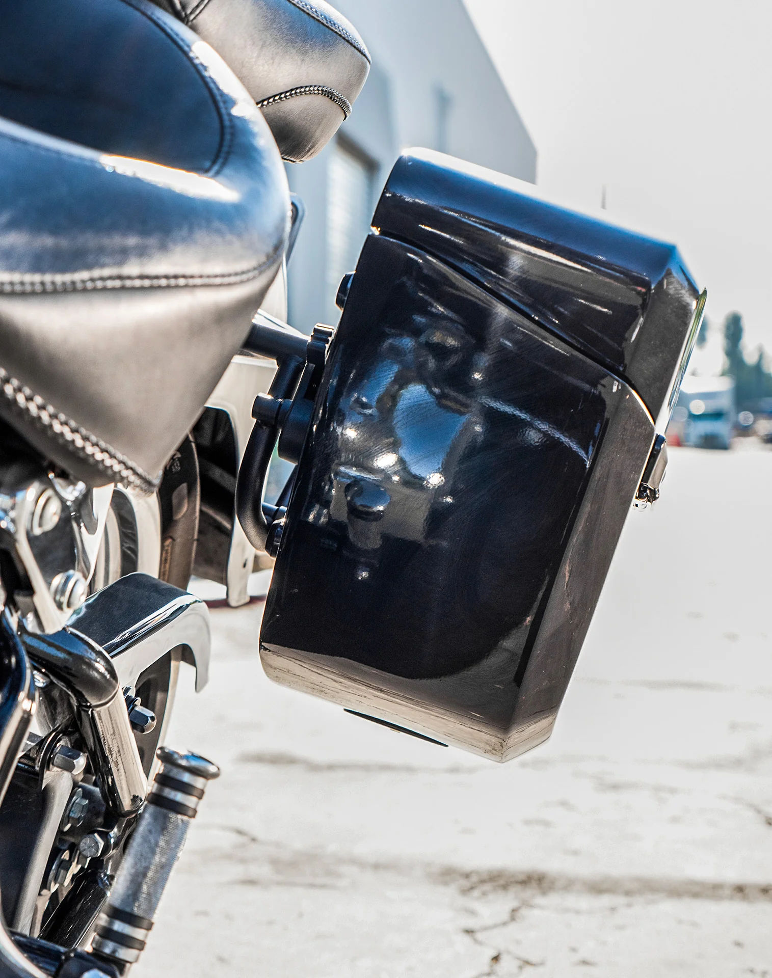 12L - Ironclad Quick Mount Medium Heritage Classic FLSTC/I Painted Hard Solo Saddlebag (Left Only) - Image 6