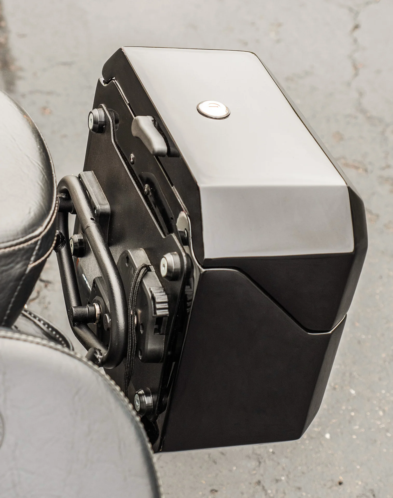 20L - Outlaw Quick-Mount Small Indian Scout Classic 2025+ Painted Hard Saddlebags - Image 5