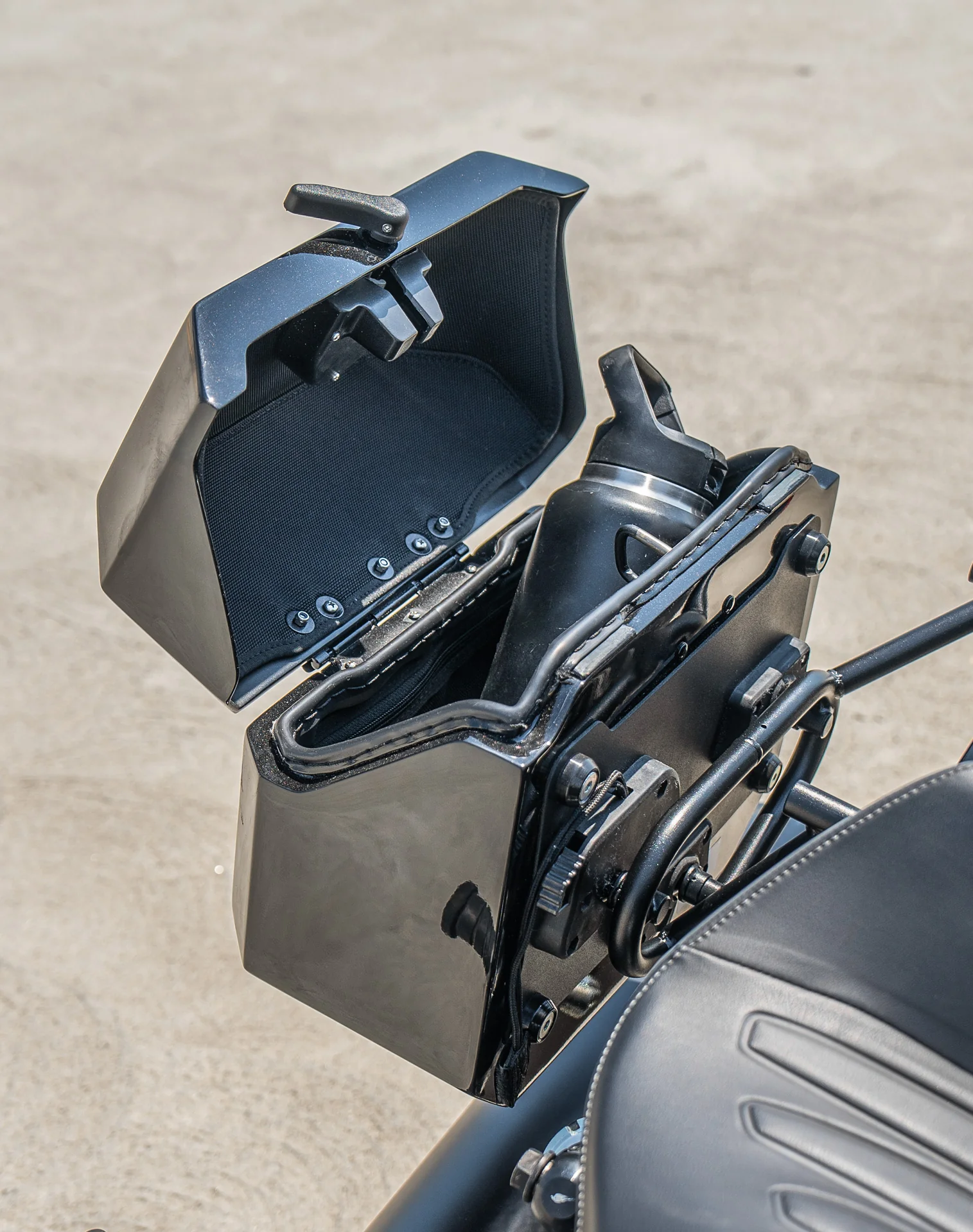 20L - Outlaw Quick-Mount Small 2025+ Indian Scout Sixty Bobber Painted Hard Saddlebags - Image 6