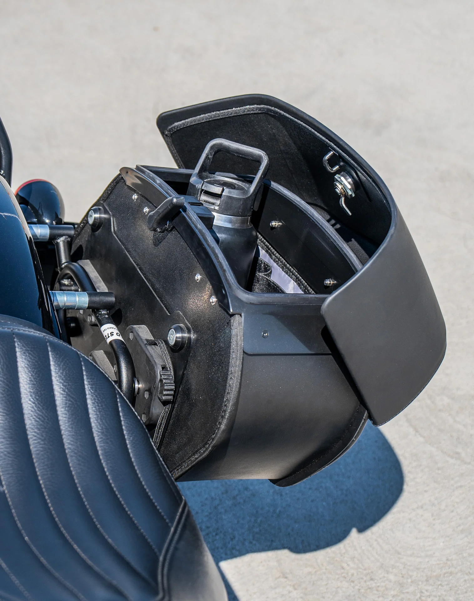 28L - Baelor Quick-Mount Medium Harley Softail Slim FLS Motorcycle Saddlebags - Image 6