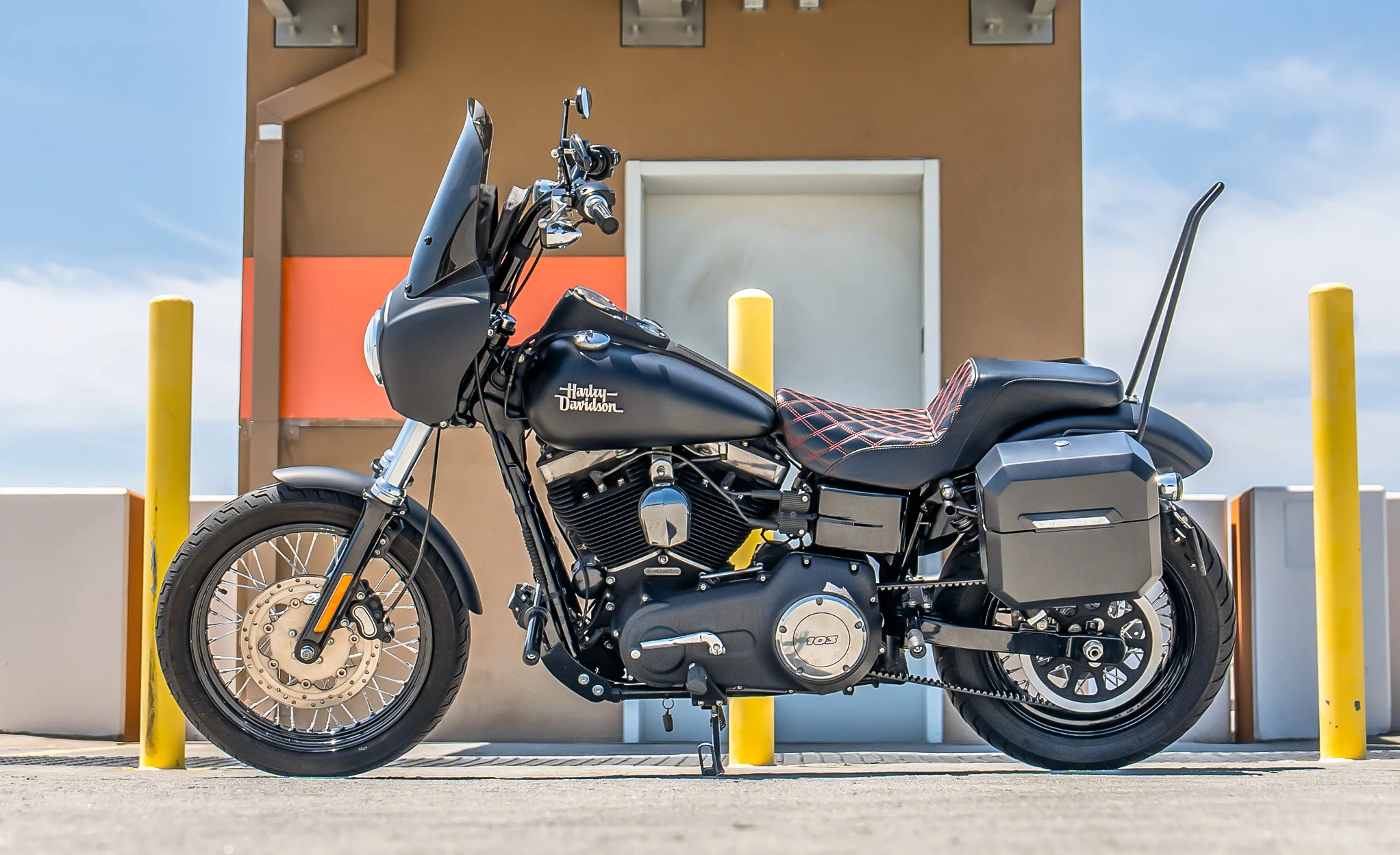 20L - Outlaw Quick-Mount Small Harley Dyna Street Bob FXDB Matte Hard Saddlebags - Image 2