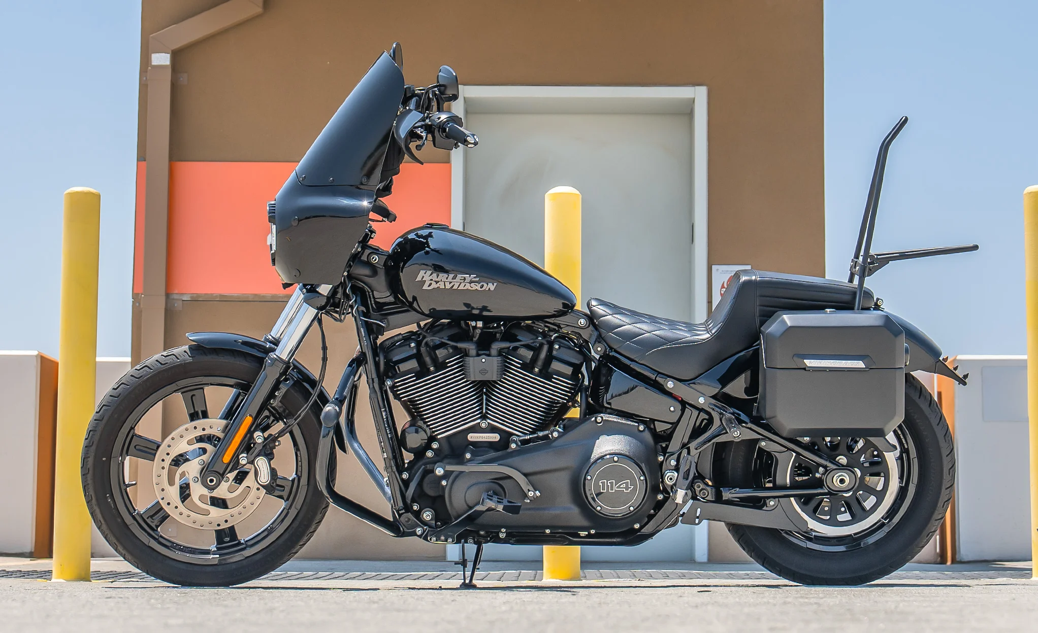 20L - Outlaw Quick-Mount Small Harley Softail Street Bob Matte Hard Saddlebags - Image 2