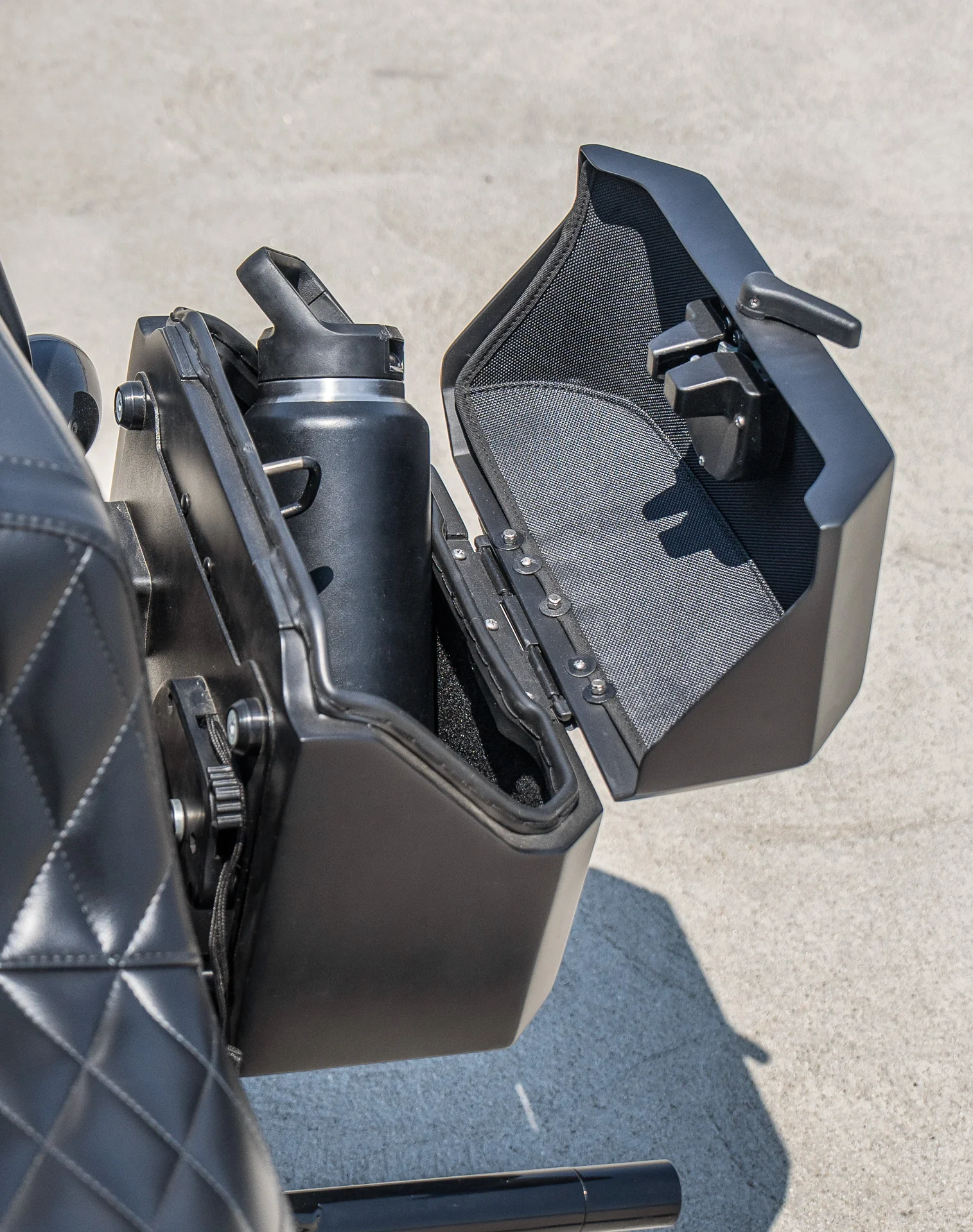 20L - Outlaw Quick-Mount Small Harley Softail Street Bob Matte Hard Saddlebags - Image 5