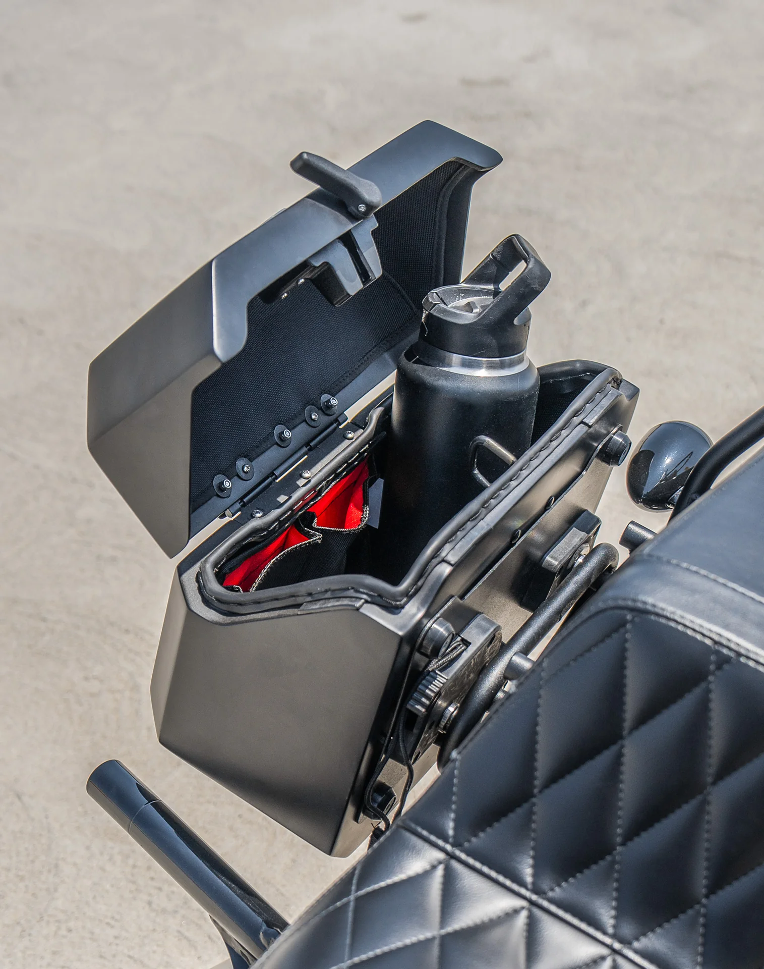 20L - Outlaw Quick-Mount Small Harley Softail Street Bob Matte Hard Saddlebags - Image 6