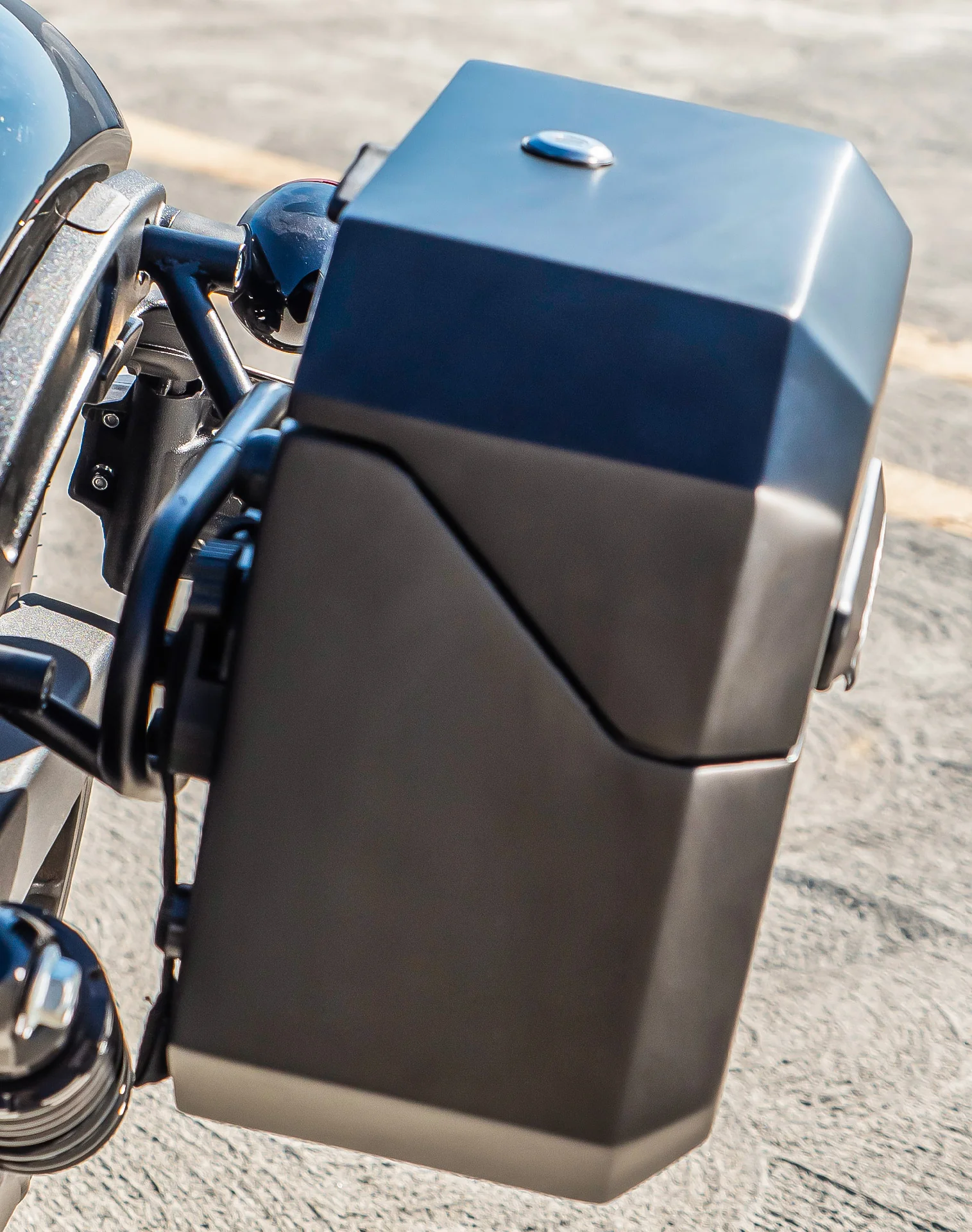 20L - Outlaw Quick-Mount Small Indian Scout Bobber Matte Hard Saddlebags - Image 5