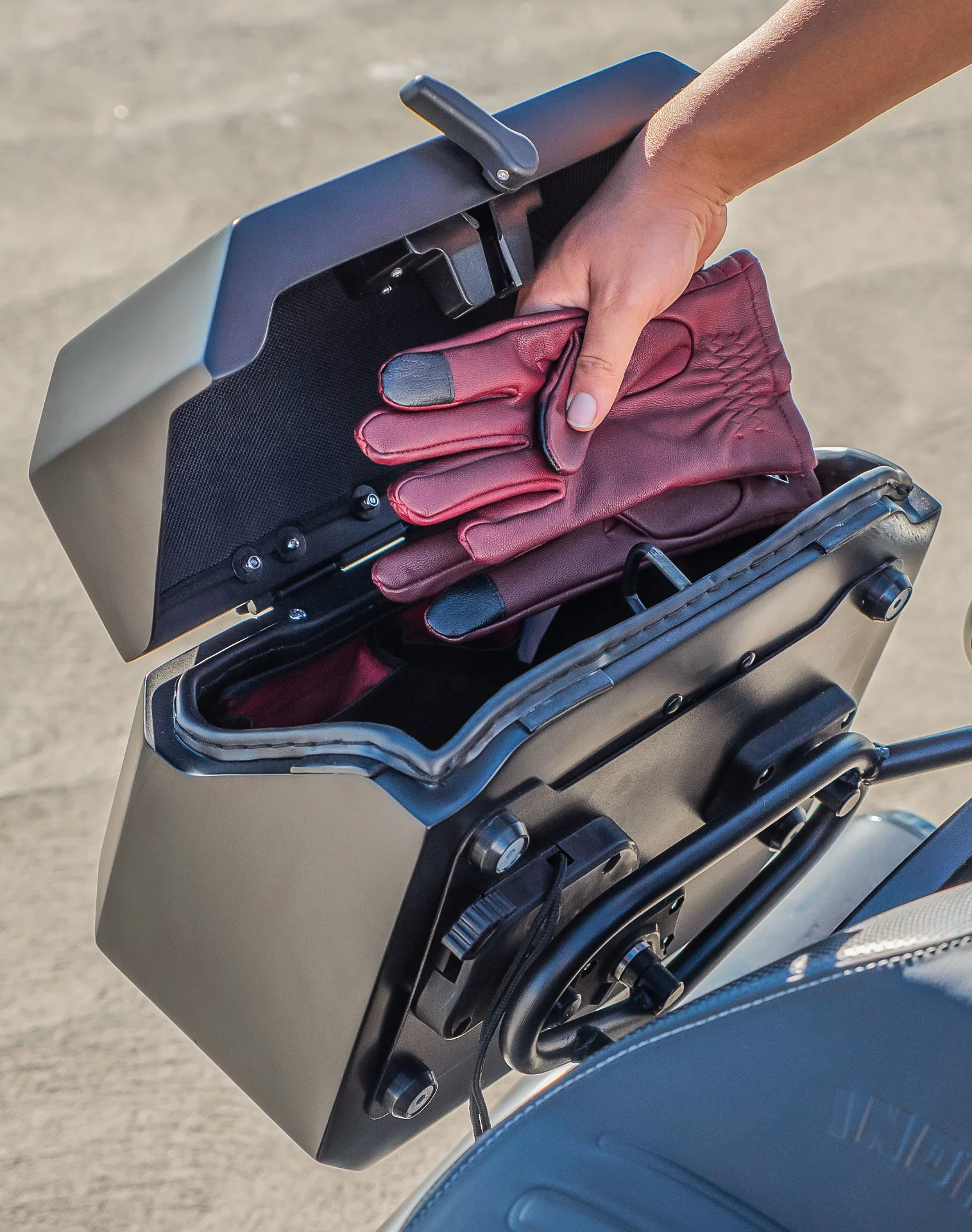 20L - Outlaw Quick-Mount Small Indian Scout Bobber Matte Hard Saddlebags - Image 6