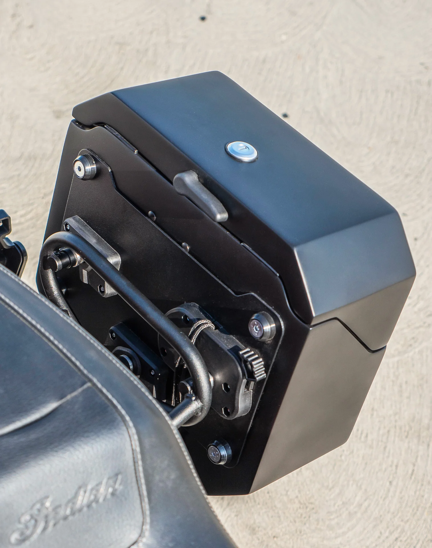 20L - Outlaw Quick-Mount Small Indian Super Chief Limited Matte Hard Saddlebags - Image 5