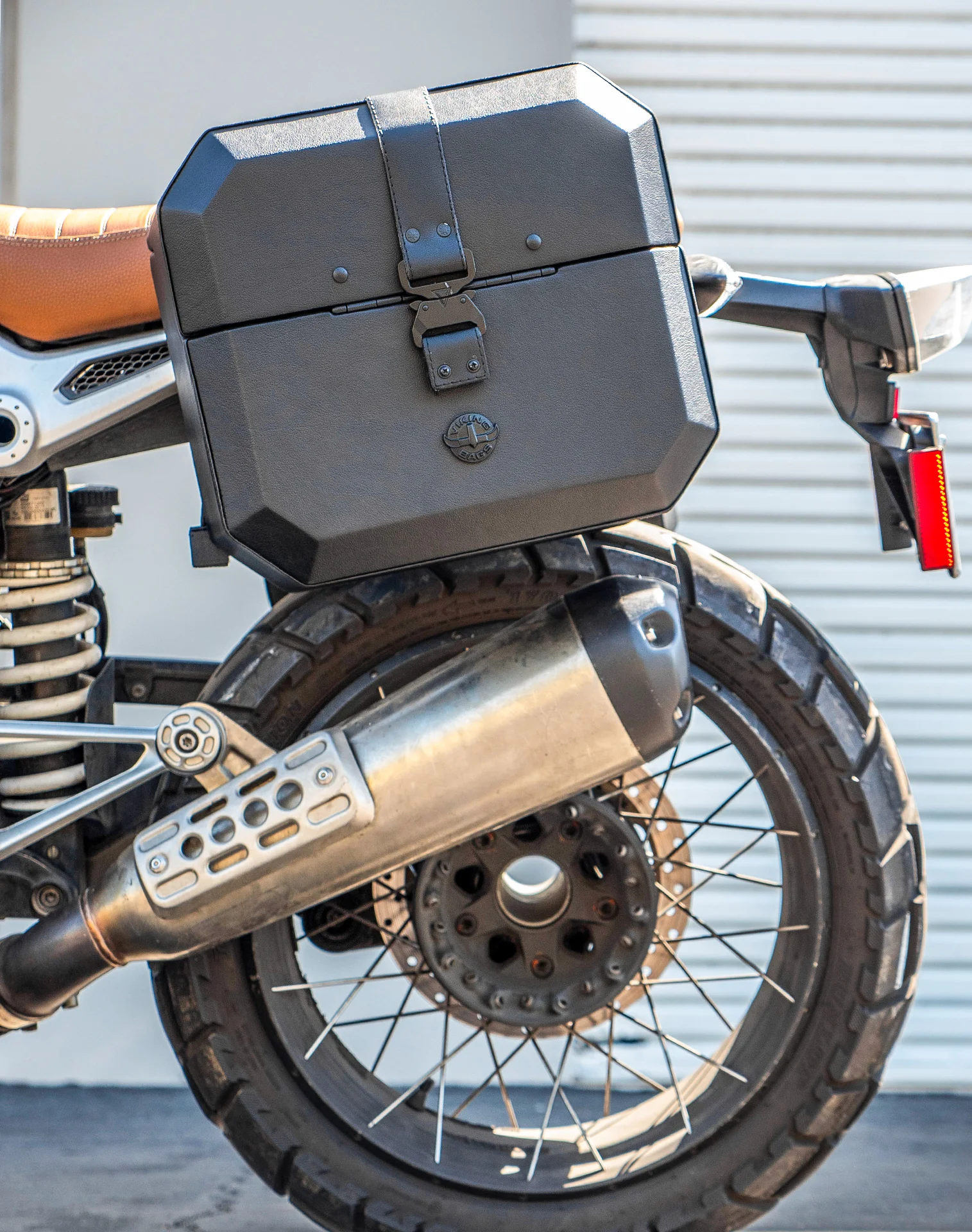 20L - Outlaw Quick-Mount Small BMW R nineT Pure/Racer/GS Leather Wrapped Hard Saddlebags - Image 4