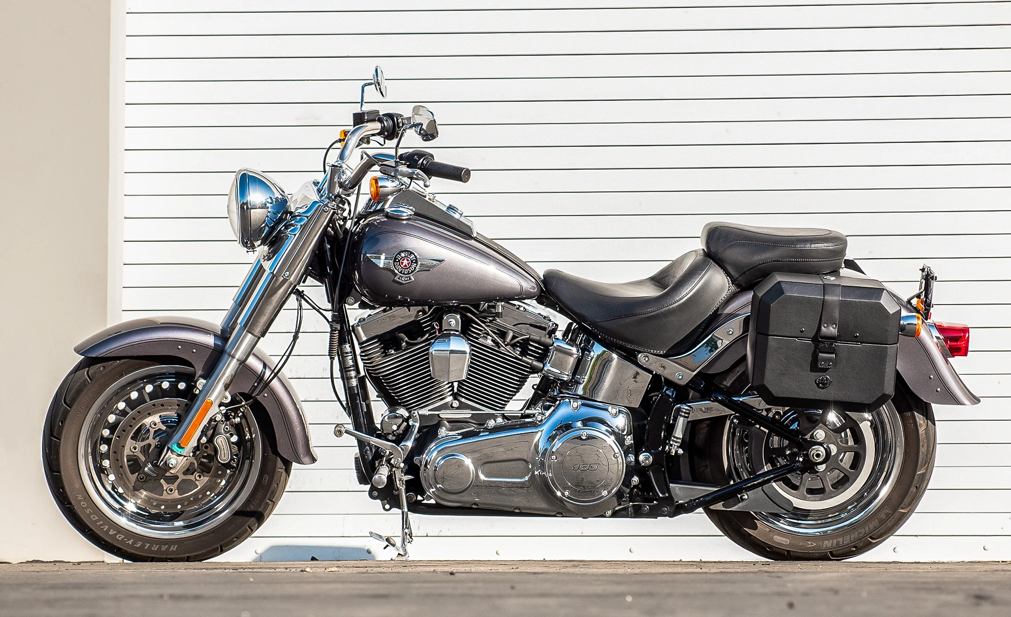 20L - Outlaw Quick-Mount Small Leather Wrapped Hard Saddlebags for Harley Softail Fat Boy FLSTF/I - Image 2