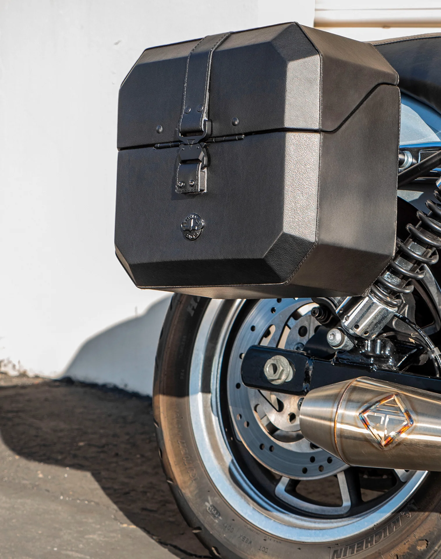 20L - Outlaw Quick-Mount Small Harley Dyna Low Rider FXDL Leather Wrapped Hard Saddlebags - Image 5
