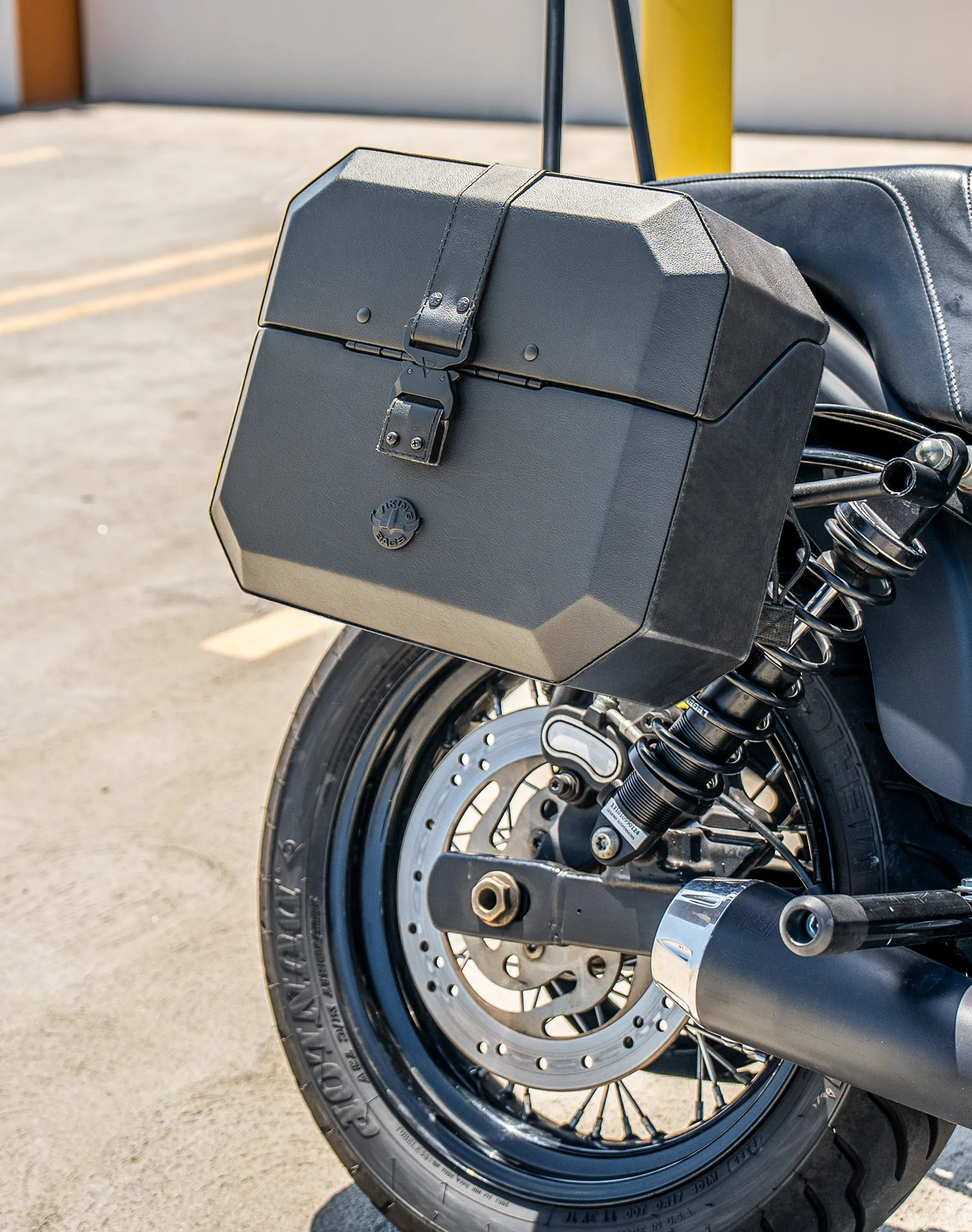 20L - Outlaw Quick-Mount Small Harley Dyna Street Bob FXDB Leather Wrapped Hard Saddlebags - Image 5