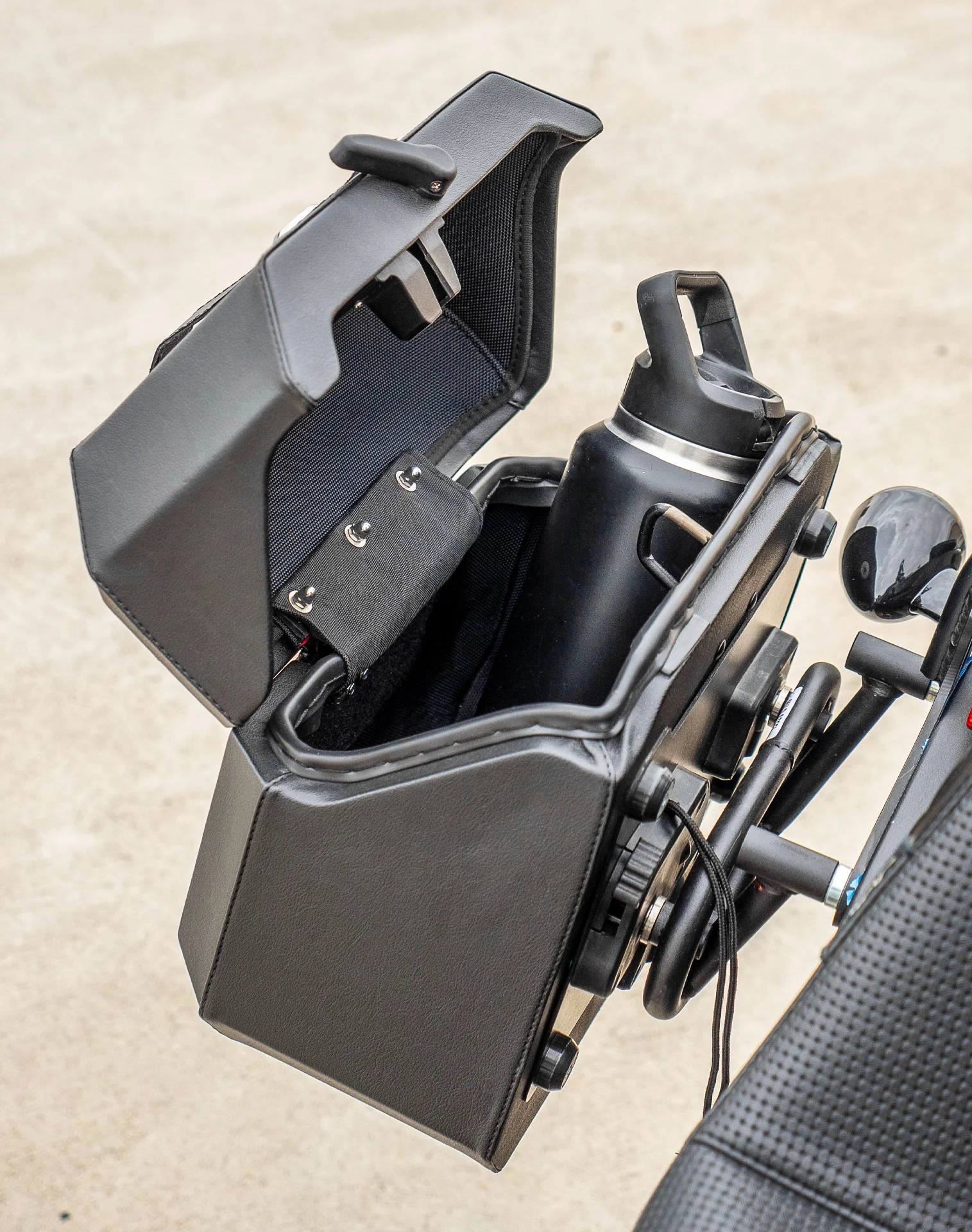 20L - Outlaw Quick-Mount Small Harley Dyna Street Bob FXDB Leather Wrapped Hard Saddlebags - Image 6