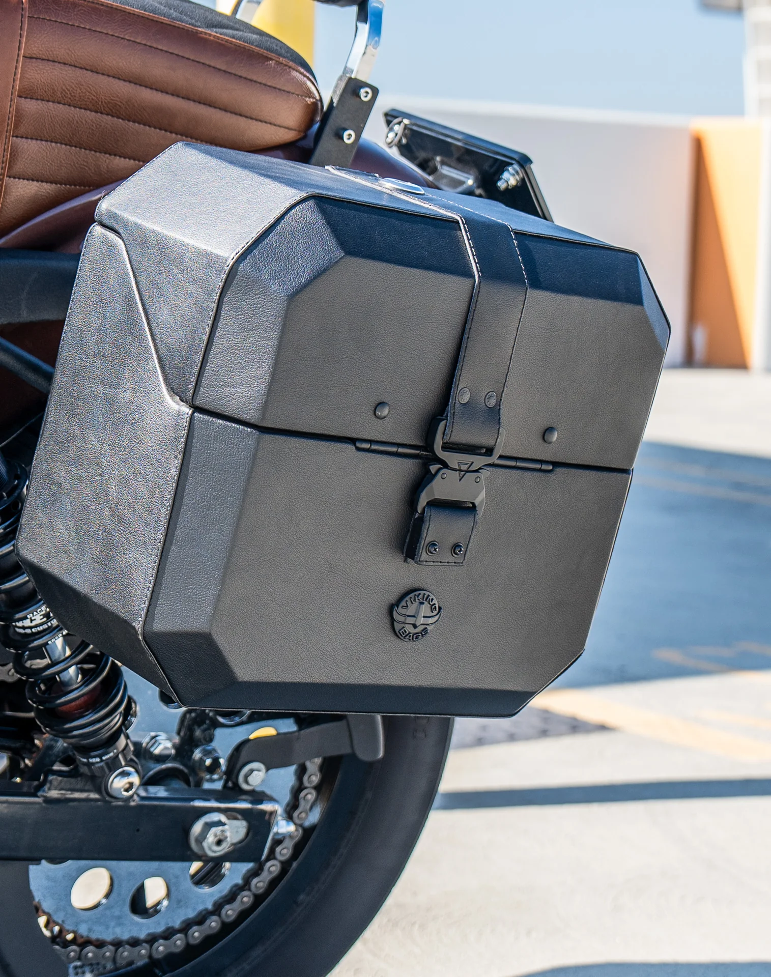 20L - Outlaw Quick-Mount Small Harley Dyna Super Glide FXD Leather Wrapped Hard Saddlebags - Image 5