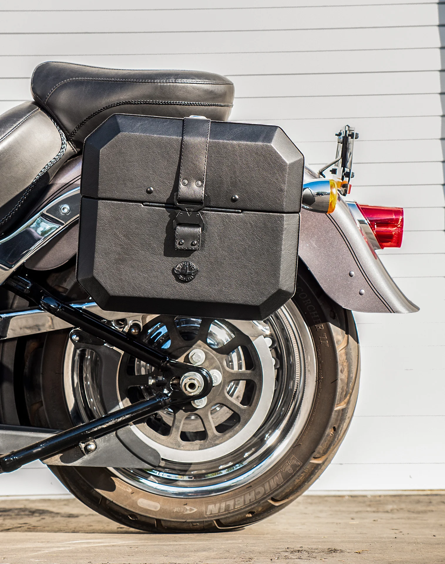 20L - Outlaw Quick-Mount Small Leather Wrapped Hard Saddlebags for Harley Softail Fat Boy Lo FLSTFB - Image 4