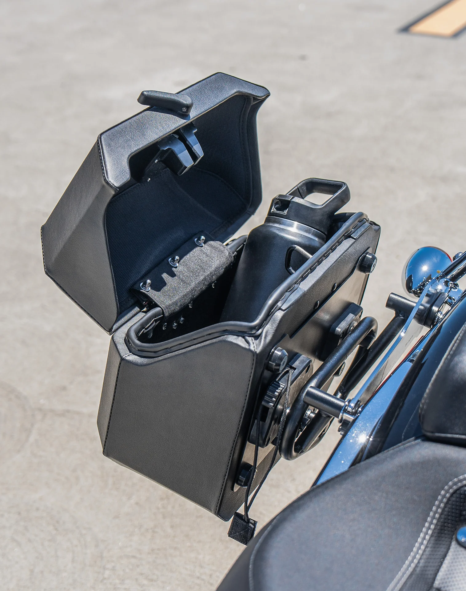 20L - Outlaw Quick-Mount Small Harley Softail Breakout FXBR/S Leather Wrapped Hard Saddlebags - Image 6