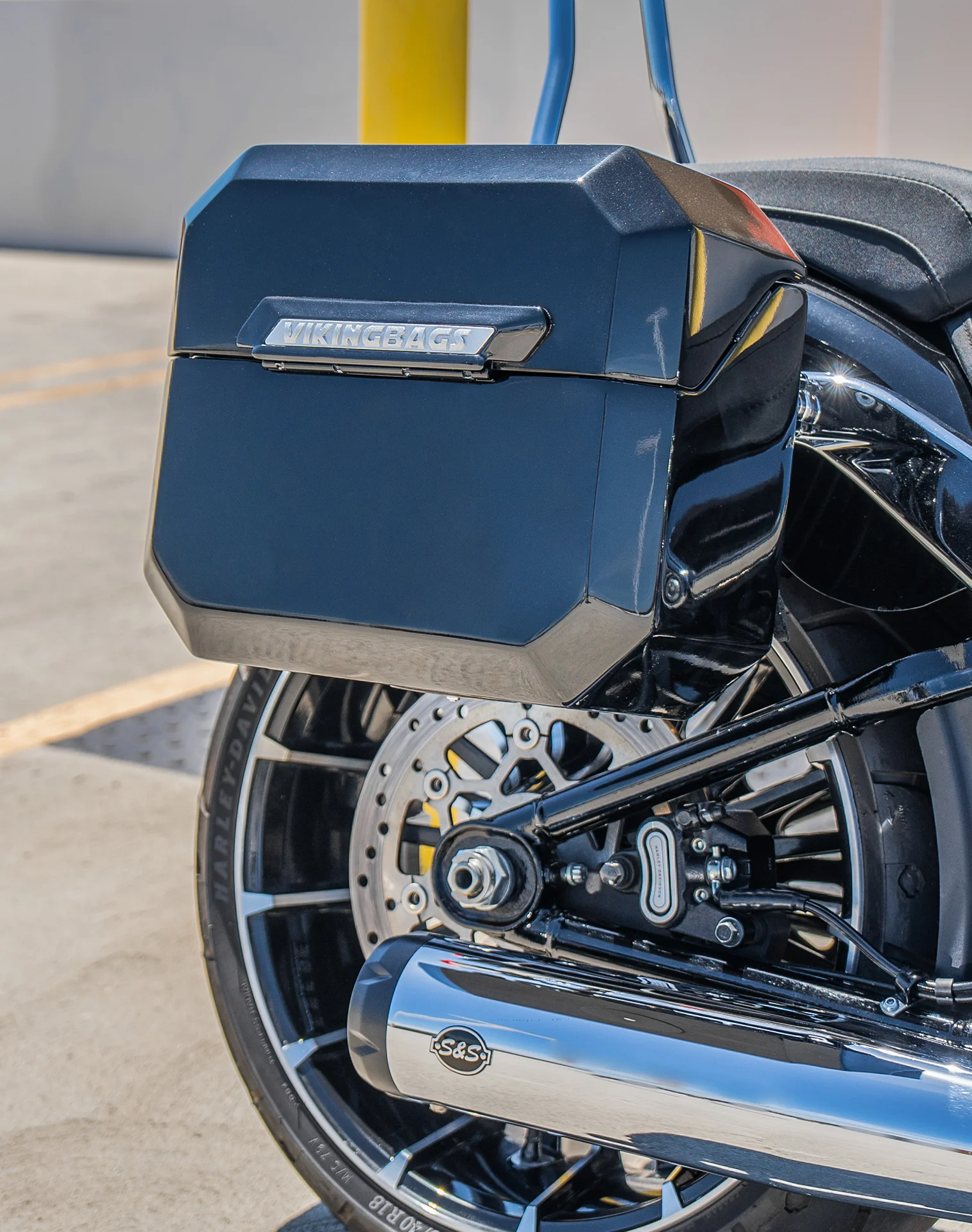 20L - Outlaw Quick-Mount Small Harley Softail Breakout FXBR/S Painted Hard Saddlebags - Image 5