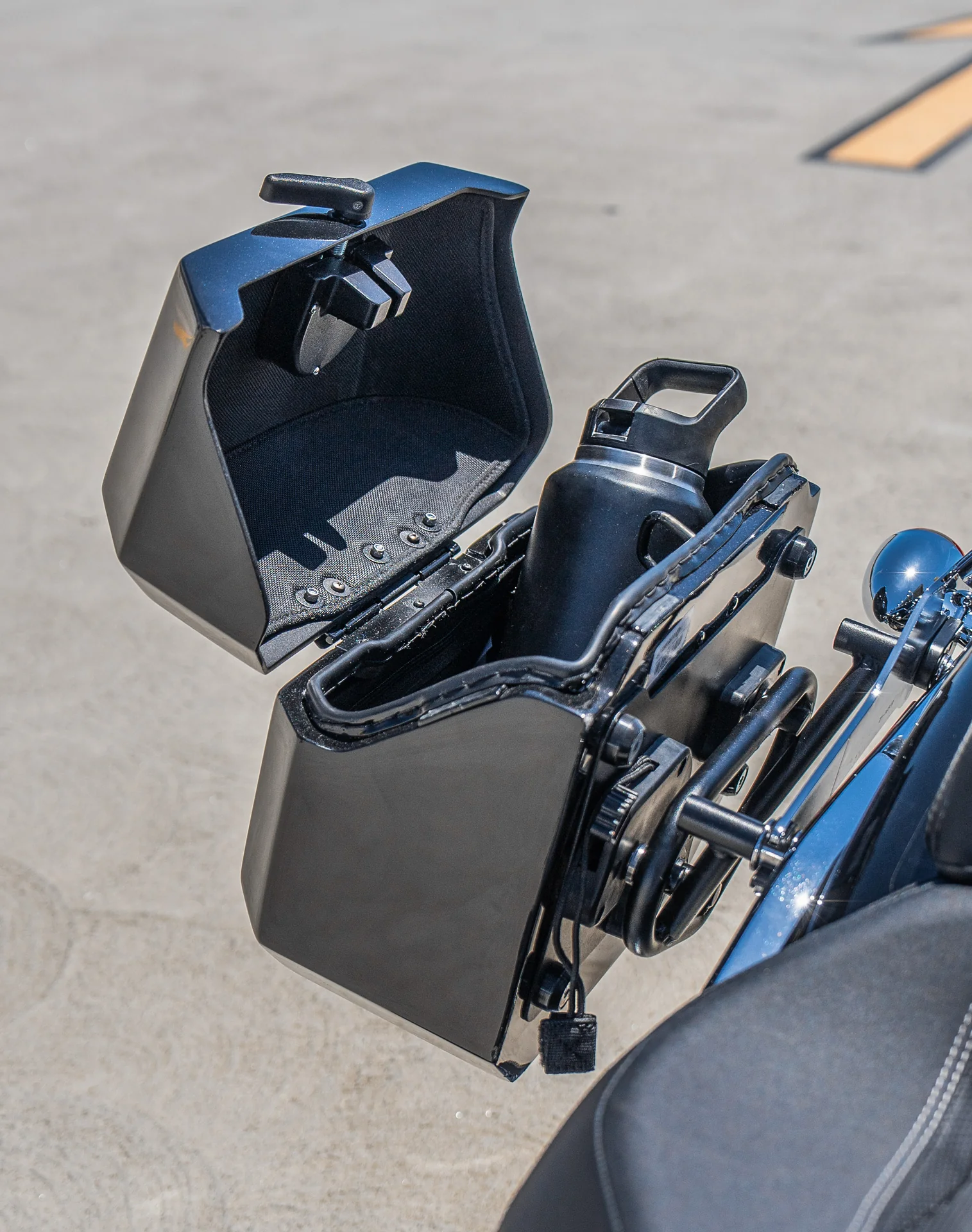20L - Outlaw Quick-Mount Small Harley Softail Breakout FXBR/S Painted Hard Saddlebags - Image 6