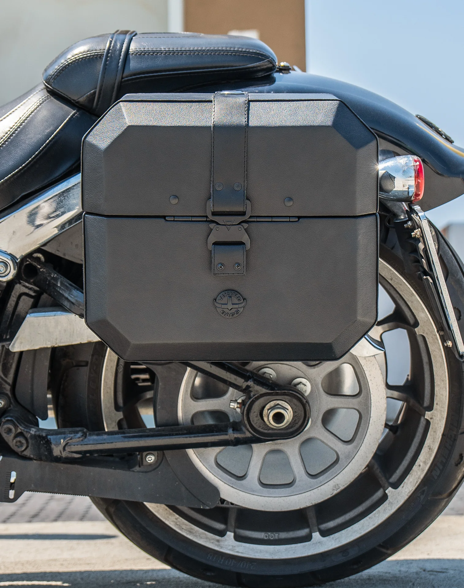 20L - Outlaw Quick-Mount Small Harley Softail Fat Boy FLFB/S Leather Wrapped Hard Saddlebags - Image 4