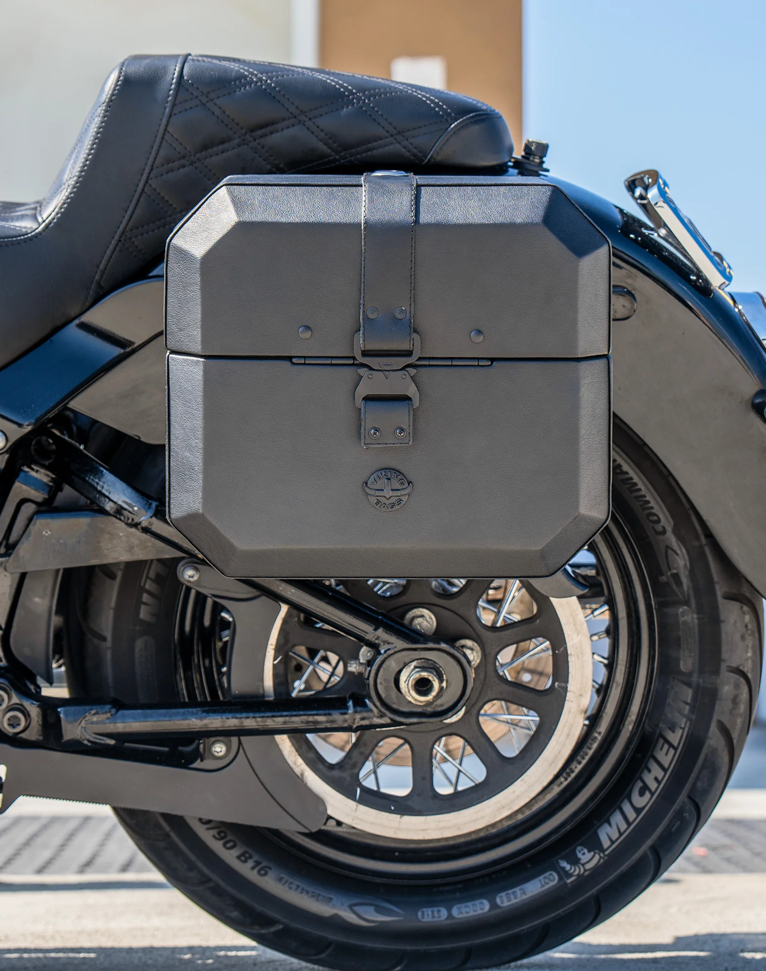20L - Outlaw Quick-Mount Small Harley Softail Heritage FLHC/S Leather Wrapped Hard Saddlebags - Image 4