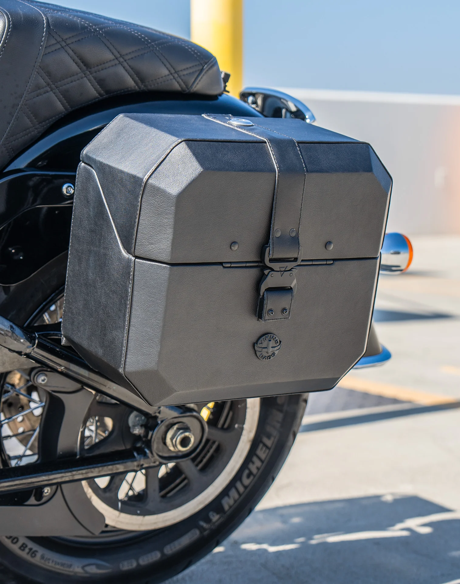 20L - Outlaw Quick-Mount Small Harley Softail Heritage FLHC/S Leather Wrapped Hard Saddlebags - Image 5