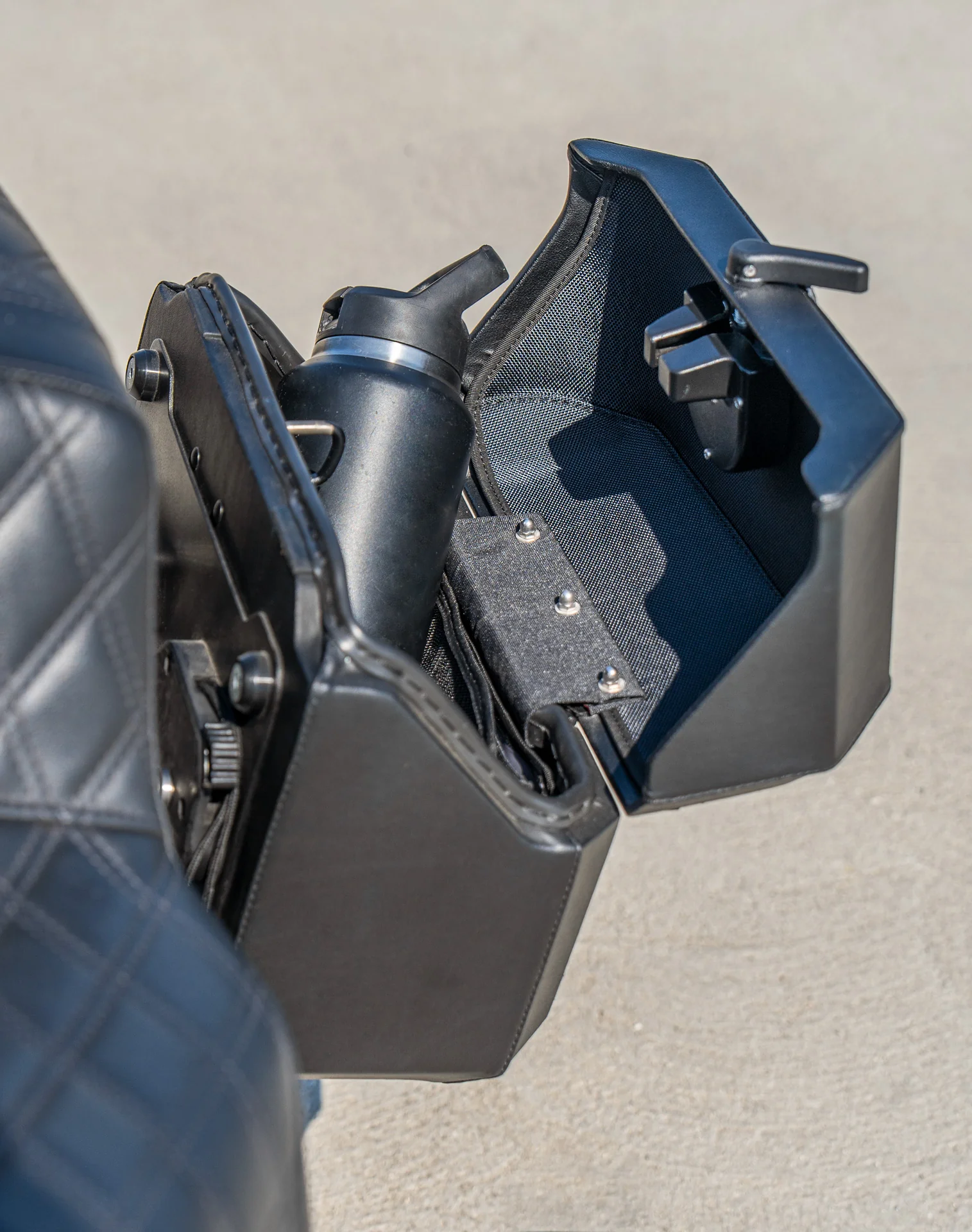 20L - Outlaw Quick-Mount Small Harley Softail Heritage FLHC/S Leather Wrapped Hard Saddlebags - Image 6
