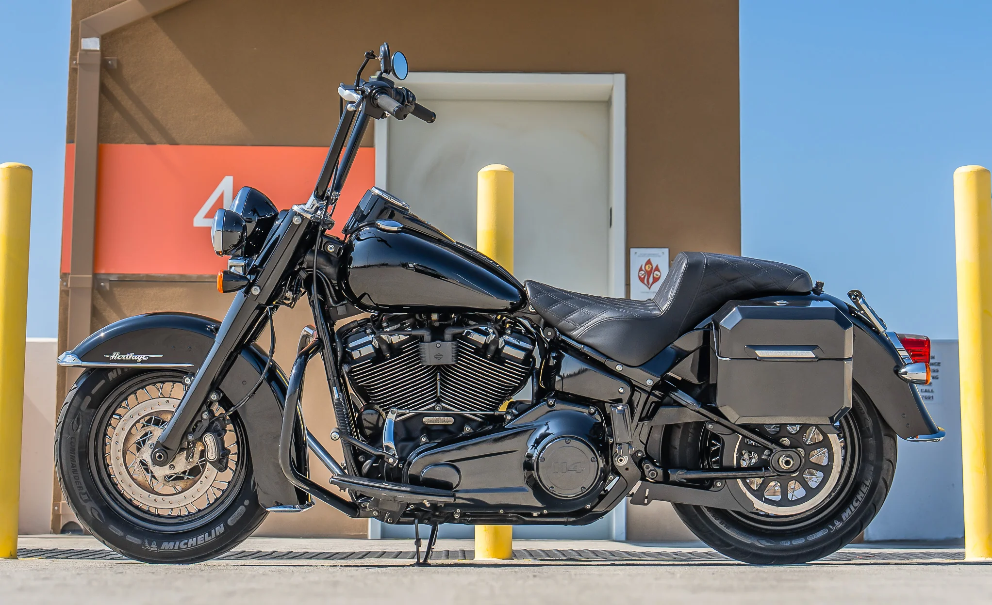 20L - Outlaw Quick-Mount Small Harley Softail Heritage FLHC/S Painted Hard Saddlebags - Image 2