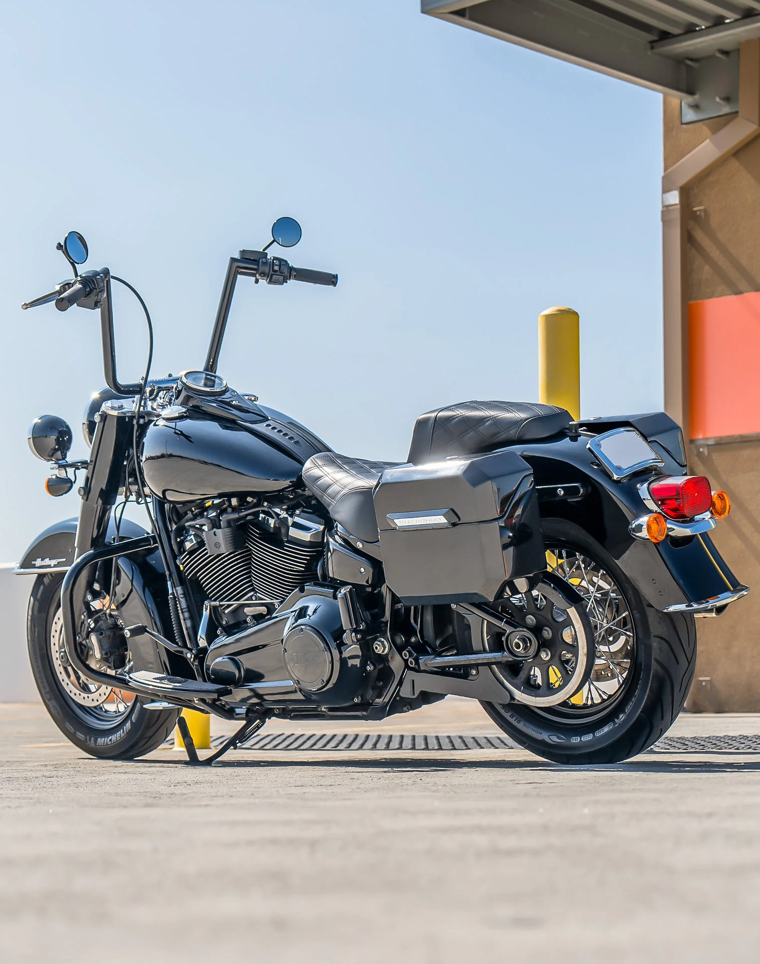 20L - Outlaw Quick-Mount Small Harley Softail Heritage FLHC/S Painted Hard Saddlebags - Image 3