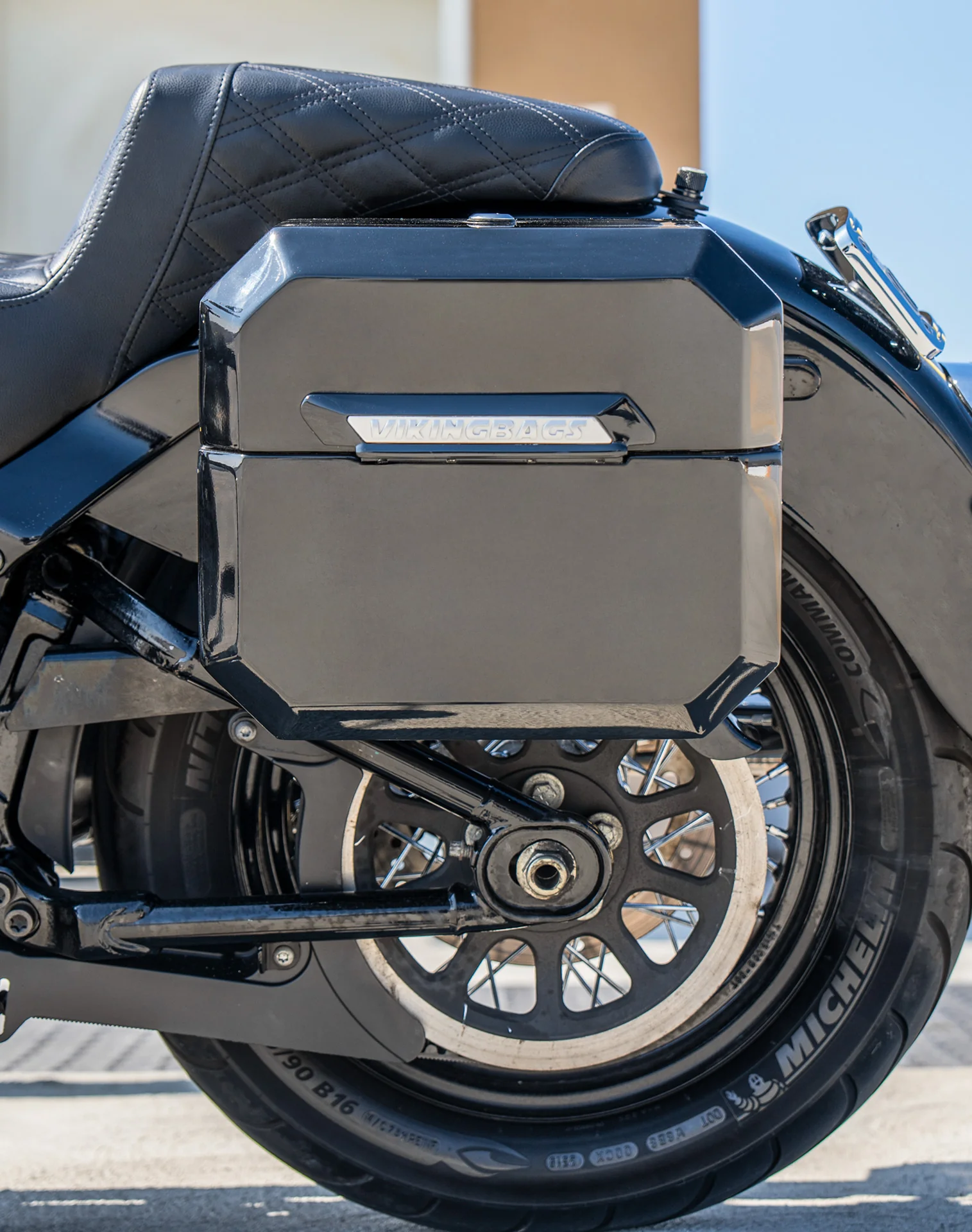 20L - Outlaw Quick-Mount Small Harley Softail Heritage FLHC/S Painted Hard Saddlebags - Image 4