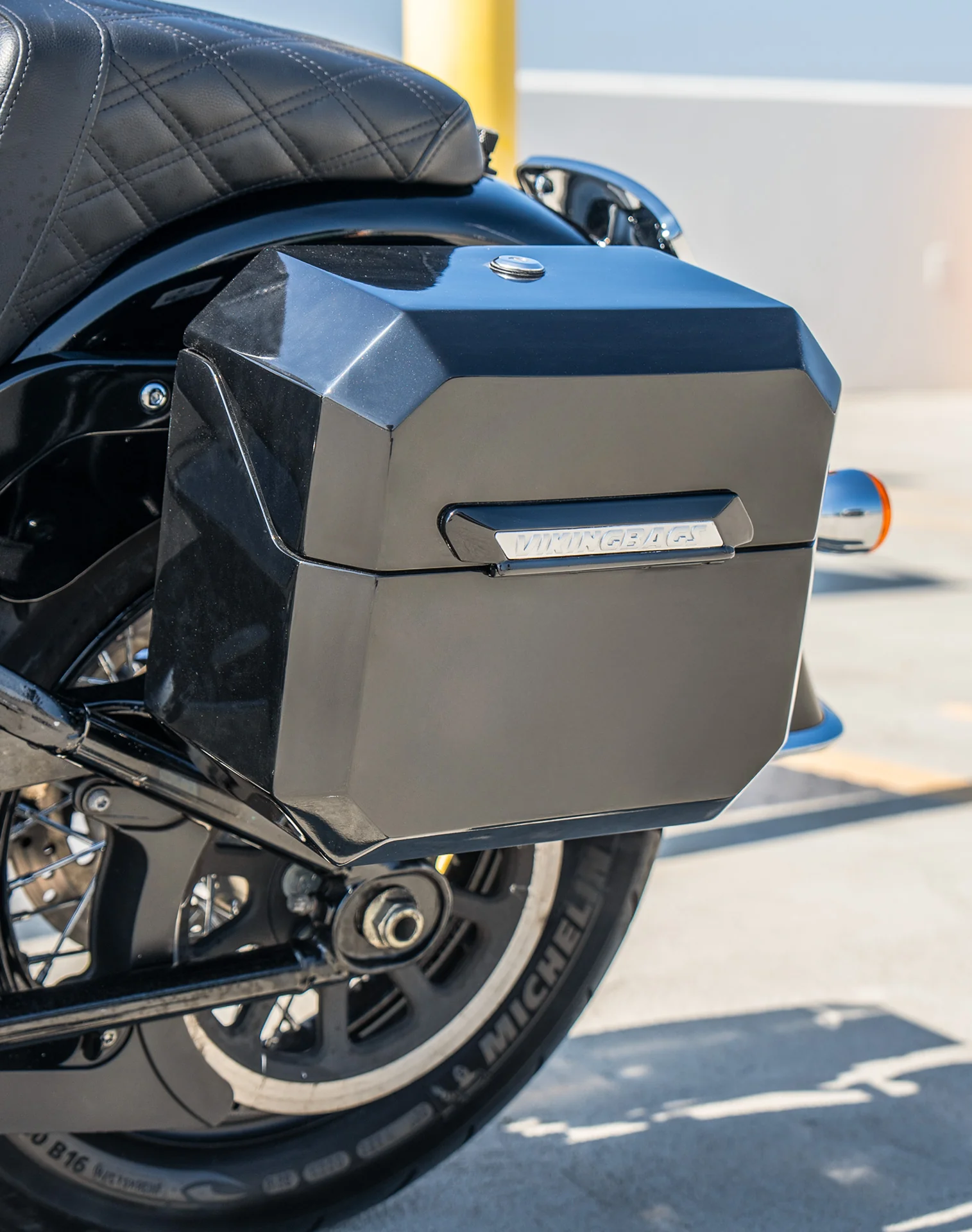 20L - Outlaw Quick-Mount Small Harley Softail Heritage FLHC/S Painted Hard Saddlebags - Image 5