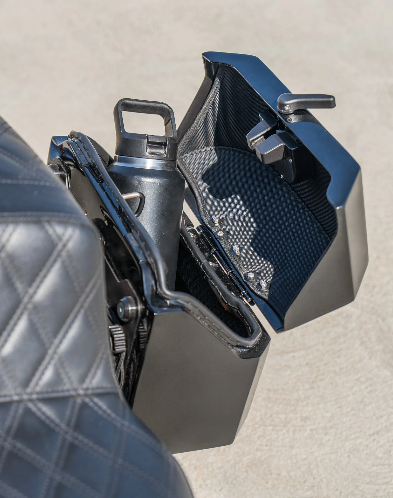 20L - Outlaw Quick-Mount Small Harley Softail Heritage FLHC/S Painted Hard Saddlebags - Image 6