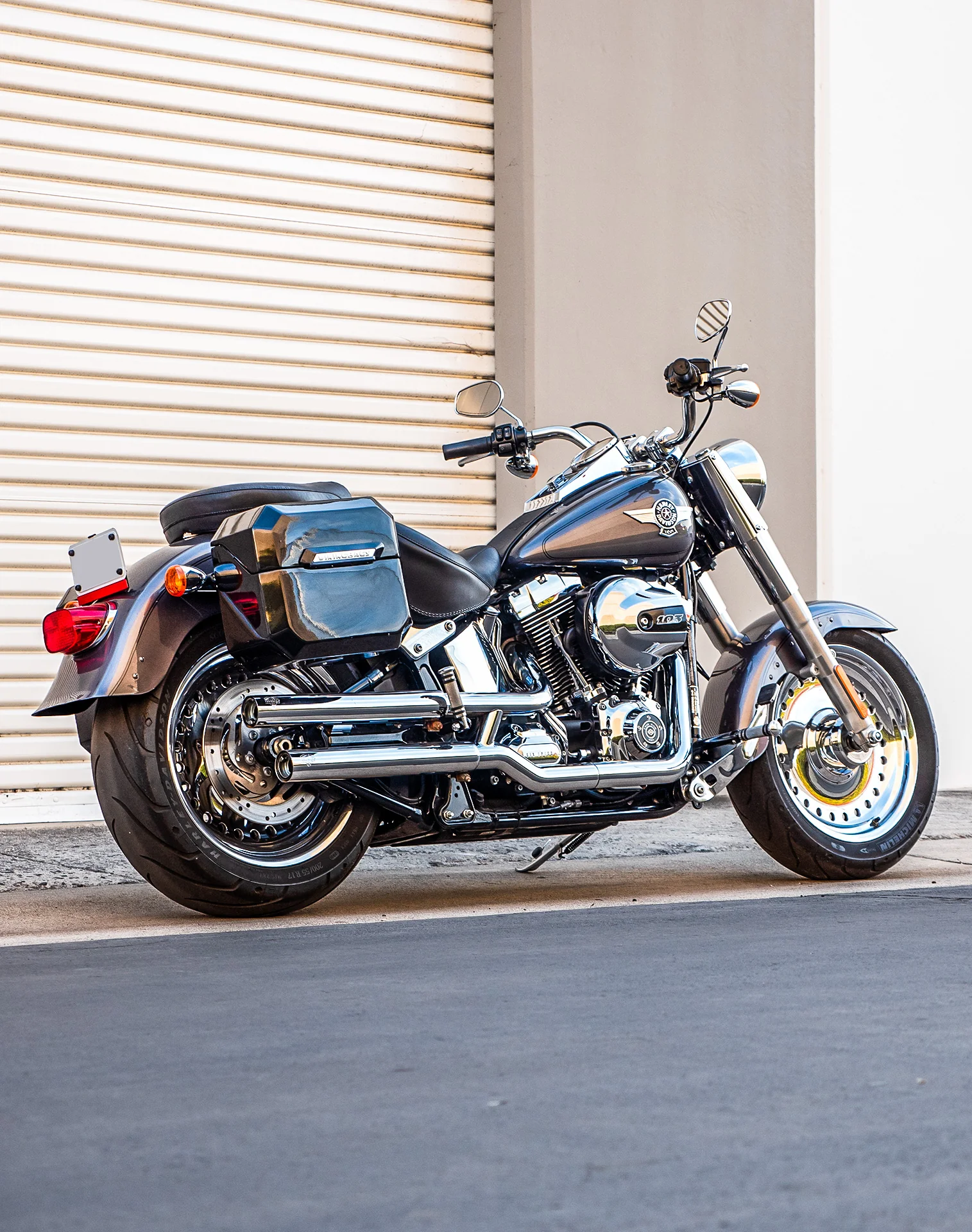 20L - Outlaw Quick-Mount Small Painted Hard Saddlebags for Heritage Classic FLSTC/I - Image 4