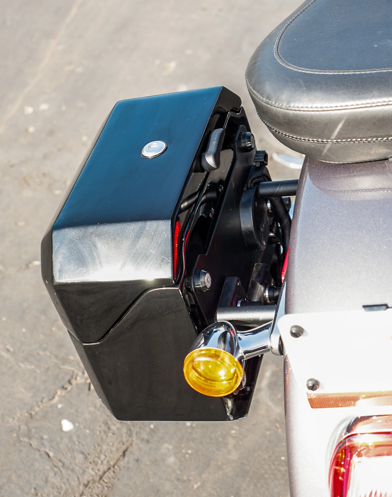 20L - Outlaw Quick-Mount Small Painted Hard Saddlebags for Heritage Classic FLSTC/I - Image 6