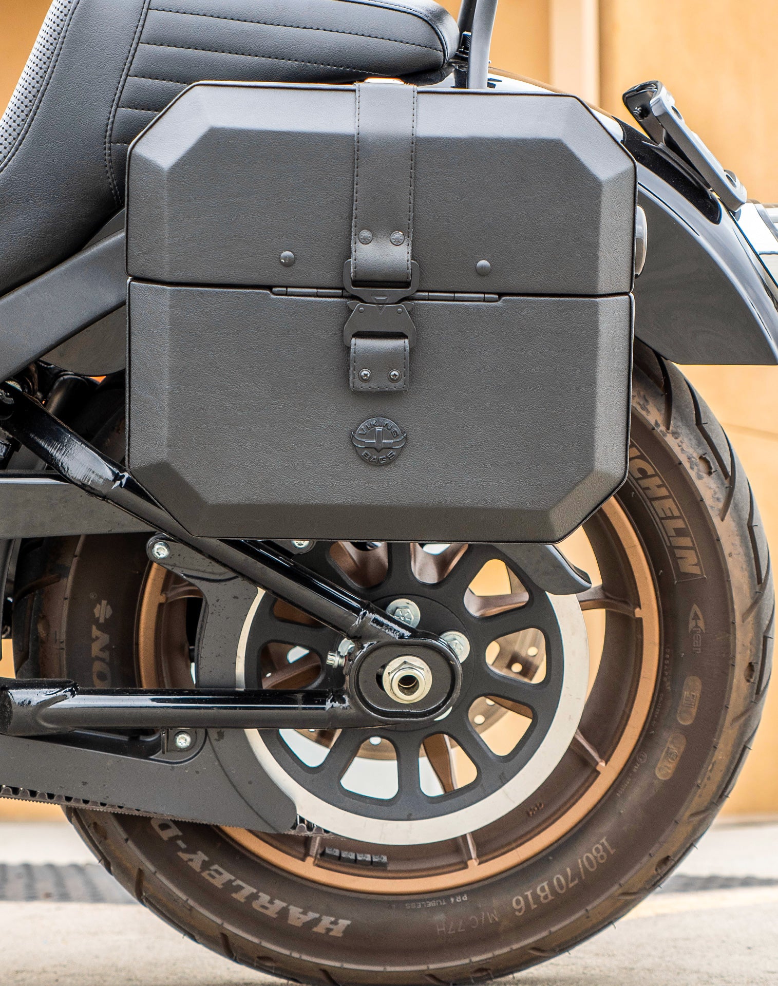 20L - Outlaw Quick-Mount Small Harley Softail Low Rider S FXLRS Leather Wrapped Hard Saddlebags - Image 4