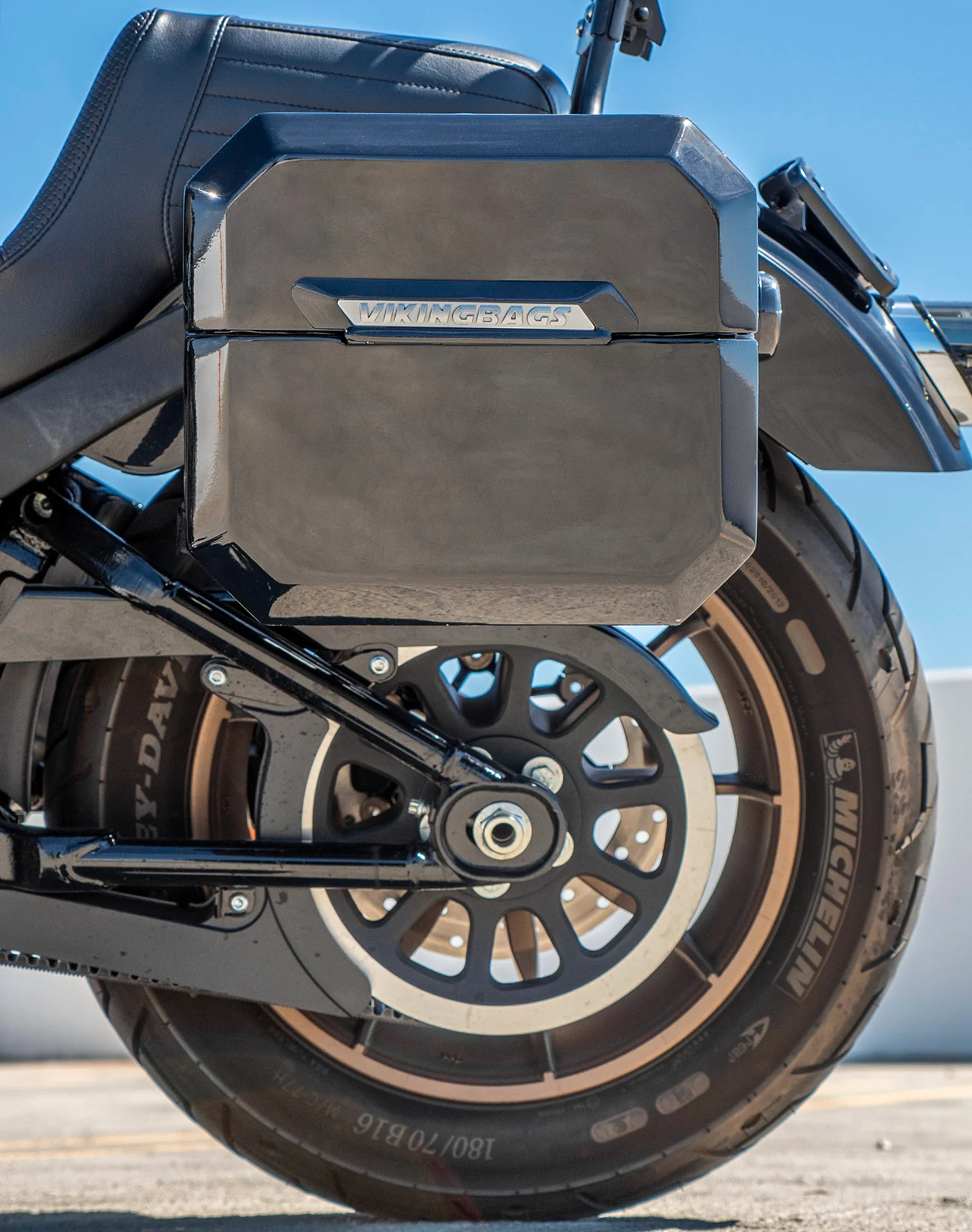 20L - Outlaw Quick-Mount Small Harley Softail Low Rider S FXLRS Painted Hard Saddlebags - Image 4