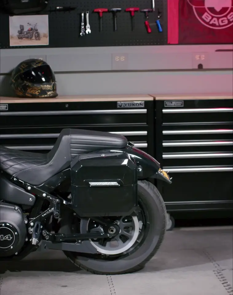 20L - Outlaw Quick-Mount Small Harley Sportster 1200 Custom XL1200C Painted Hard Saddlebags - Image 11