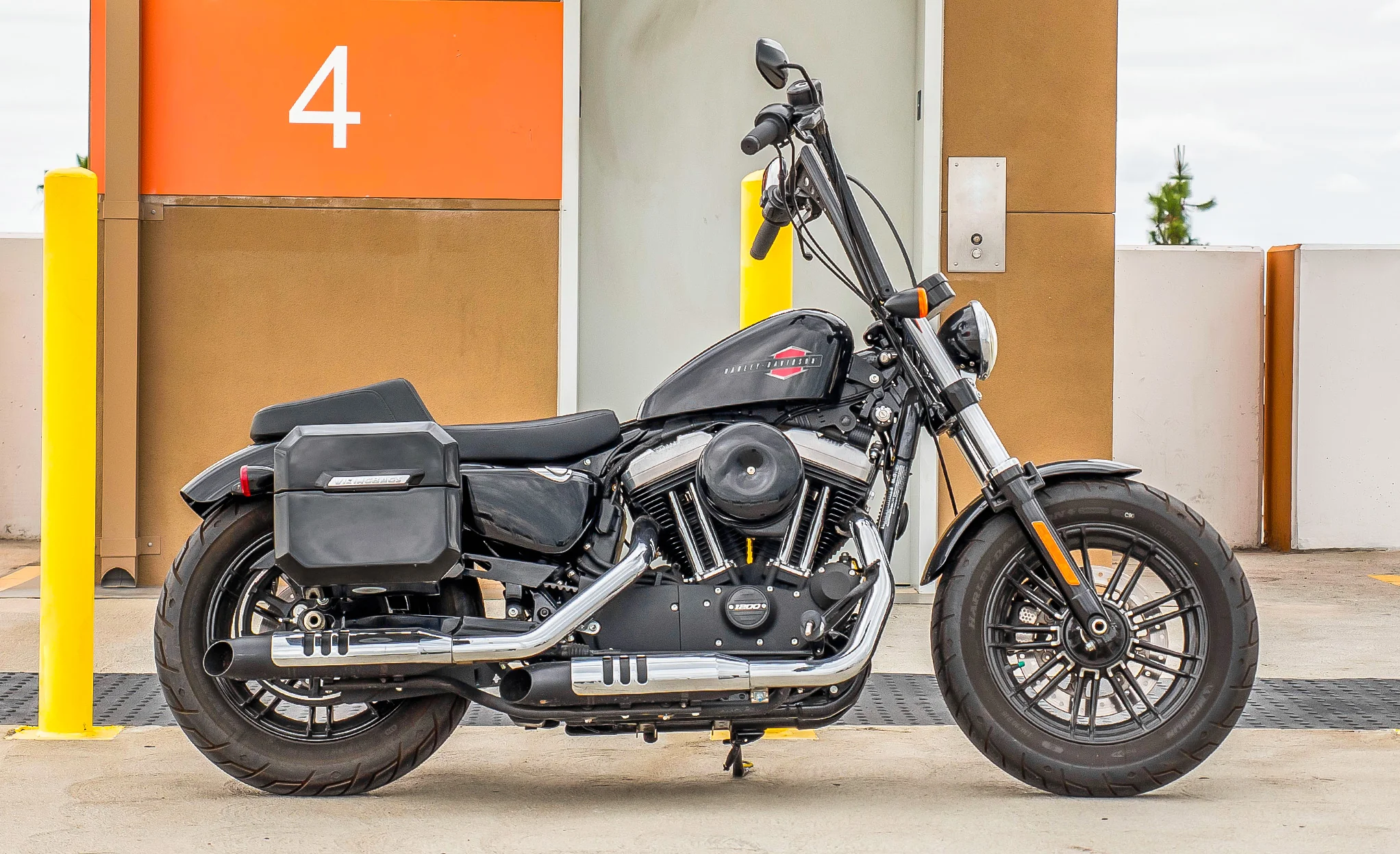 20L - Outlaw Quick-Mount Small Harley Sportster 1200 Custom XL1200C Painted Hard Saddlebags - Image 3