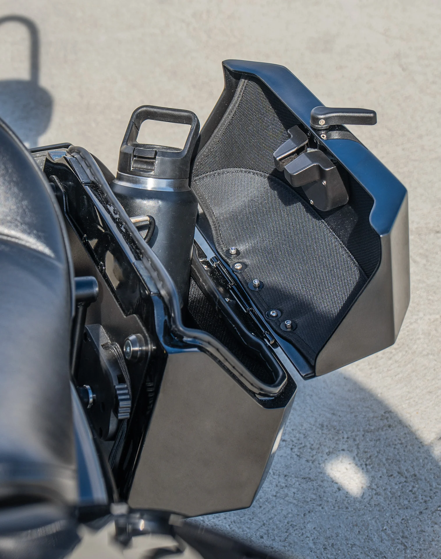 20L - Outlaw Quick-Mount Small Harley Sportster Iron 1200 XL1200NS Painted Hard Saddlebags - Image 6