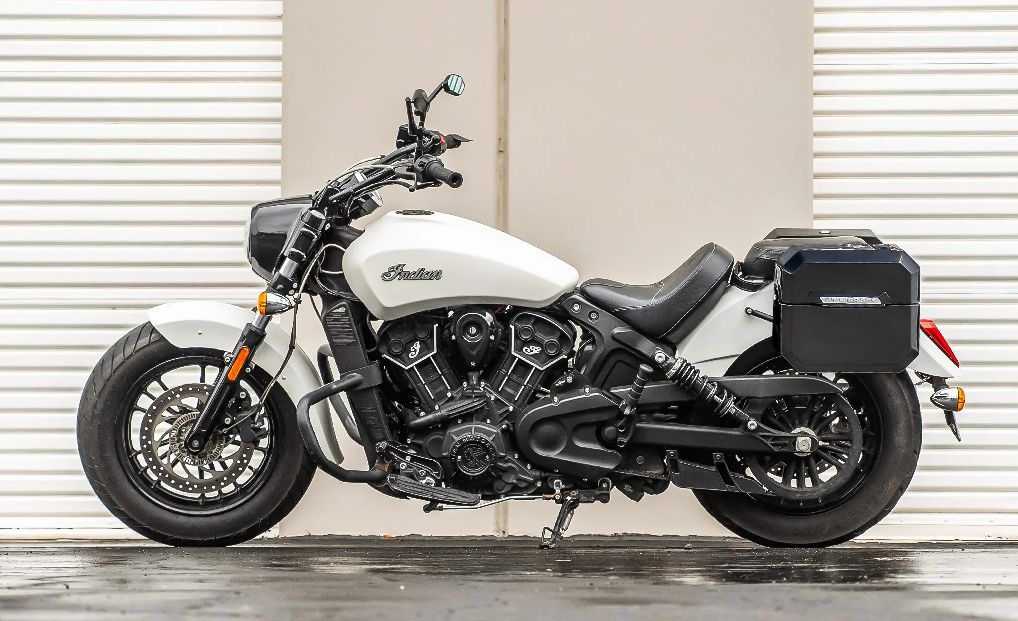 20L - Outlaw Quick-Mount Small Indian Scout Sixty Painted Hard Saddlebags - Image 2