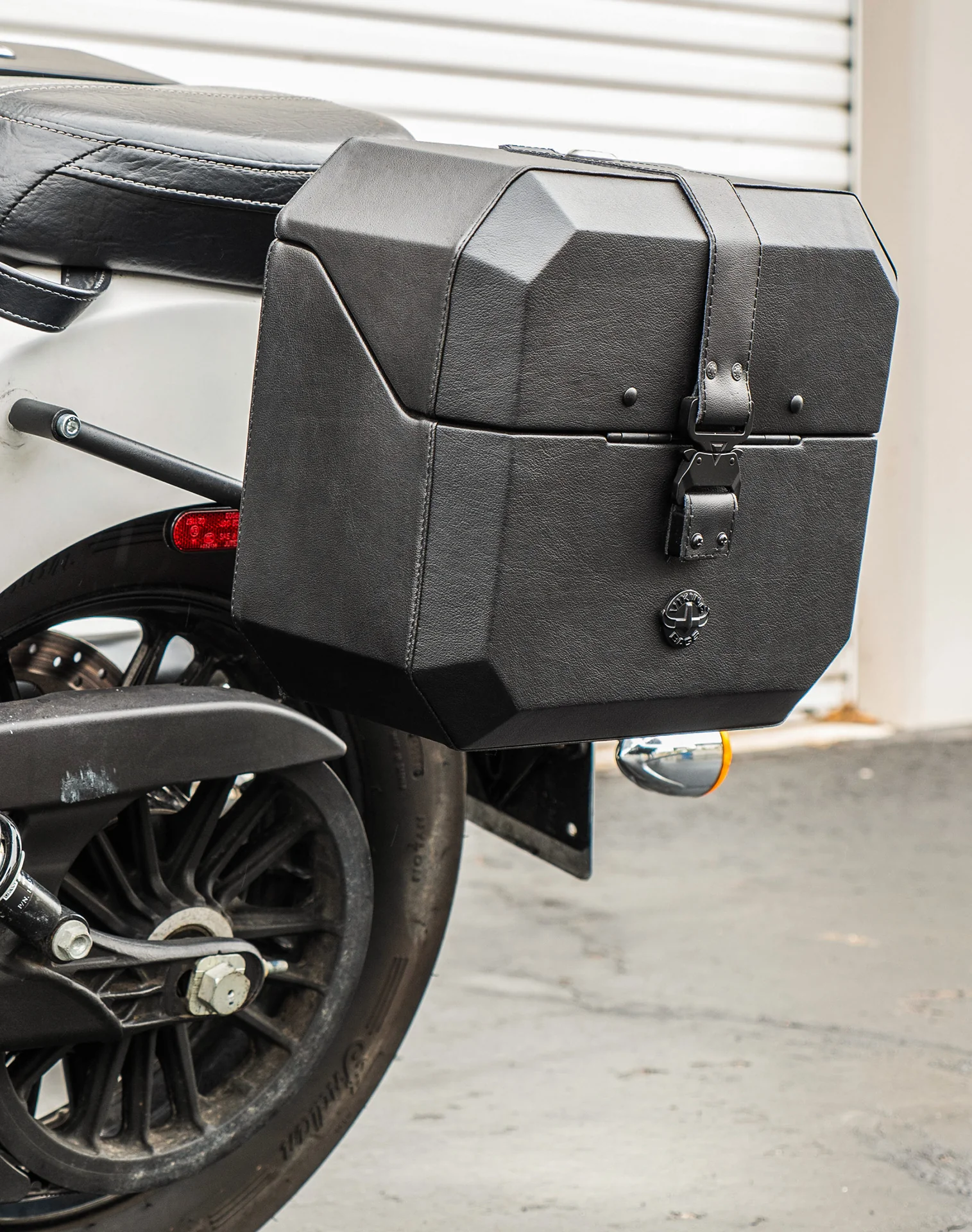 20L - Outlaw Quick-Mount Small Indian Scout Leather Wrapped Hard Saddlebags - Image 4