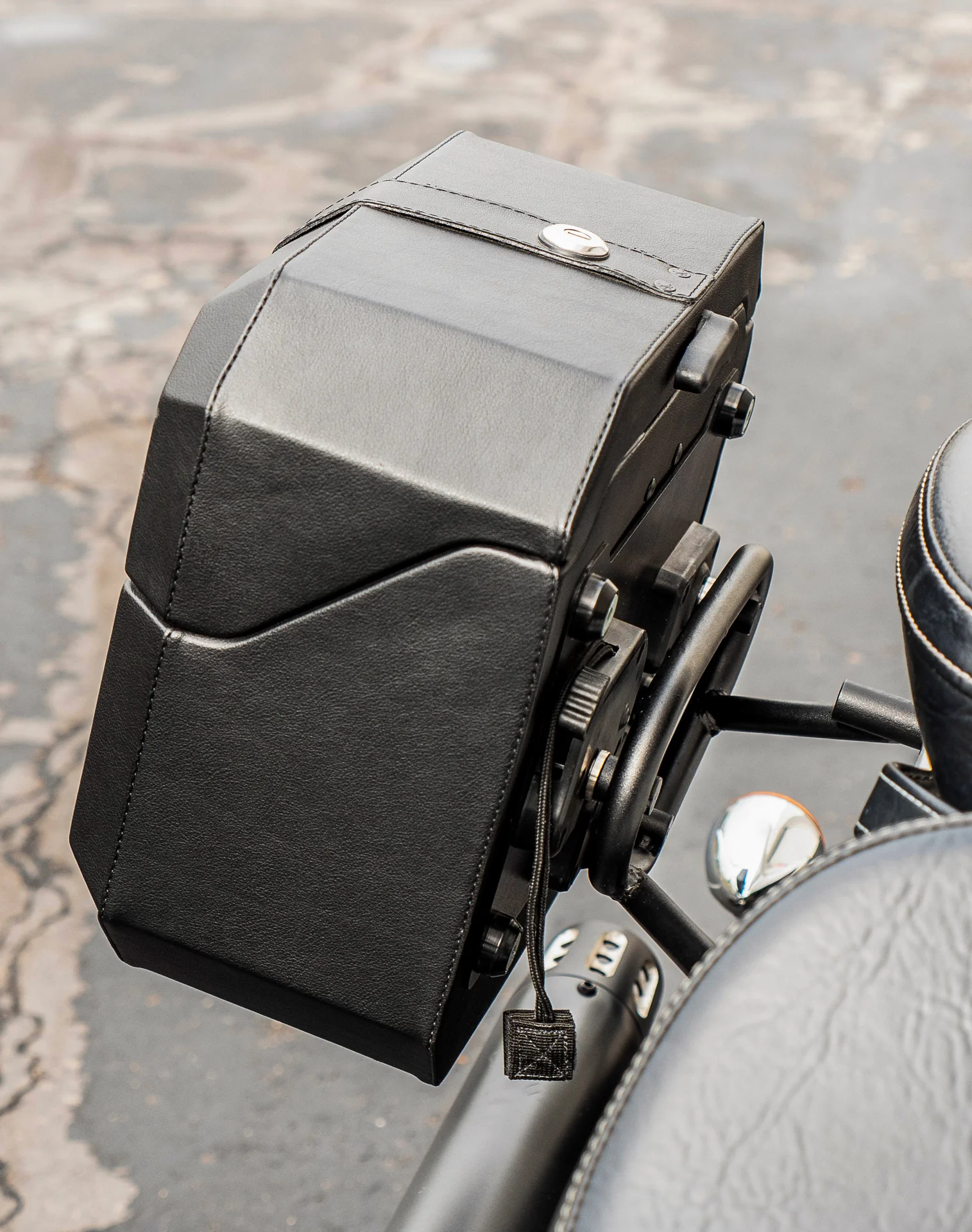 20L - Outlaw Quick-Mount Small Indian Scout Leather Wrapped Hard Saddlebags - Image 5