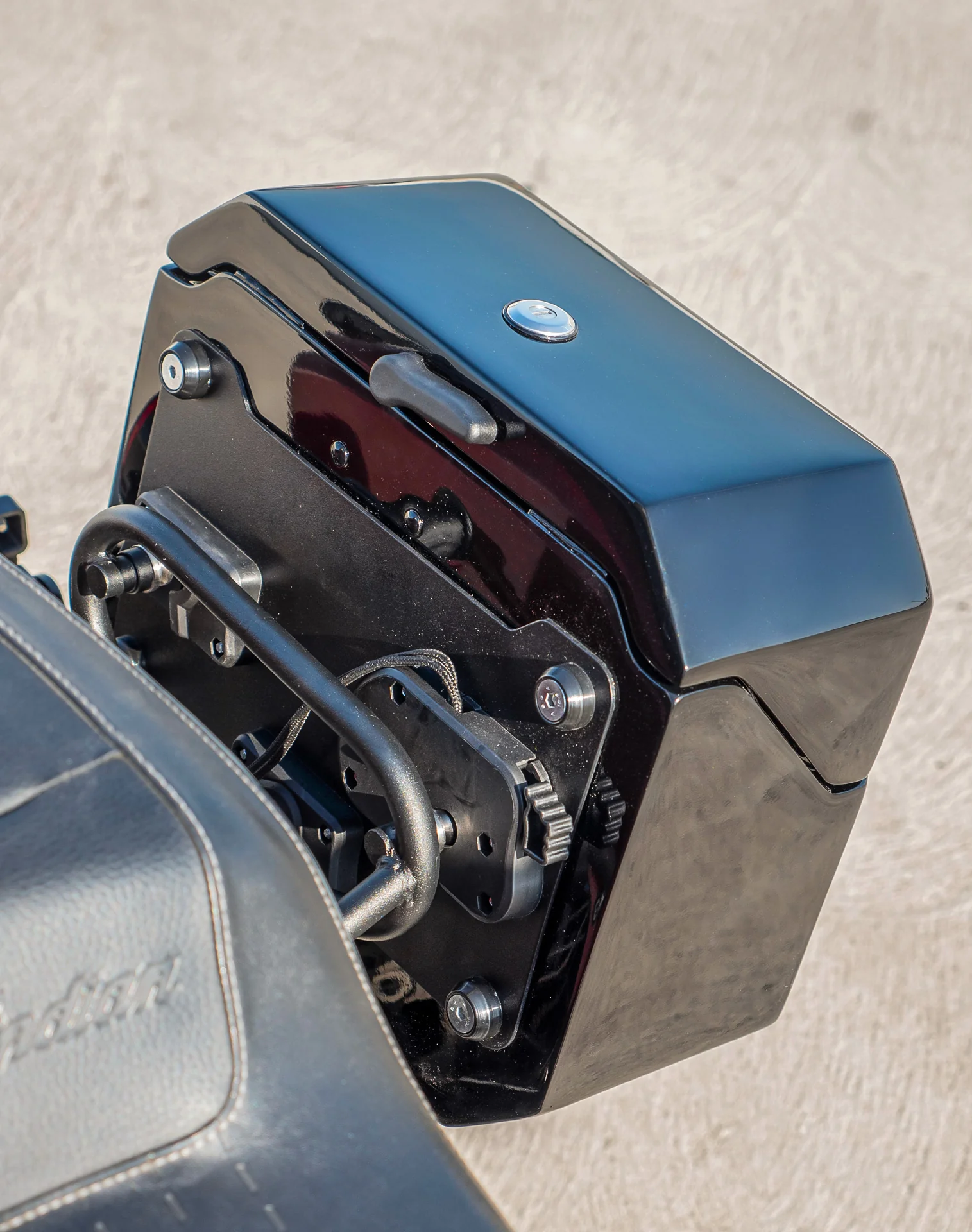 20L - Outlaw Quick-Mount Small Indian Super Chief Painted Hard Saddlebags - Image 5