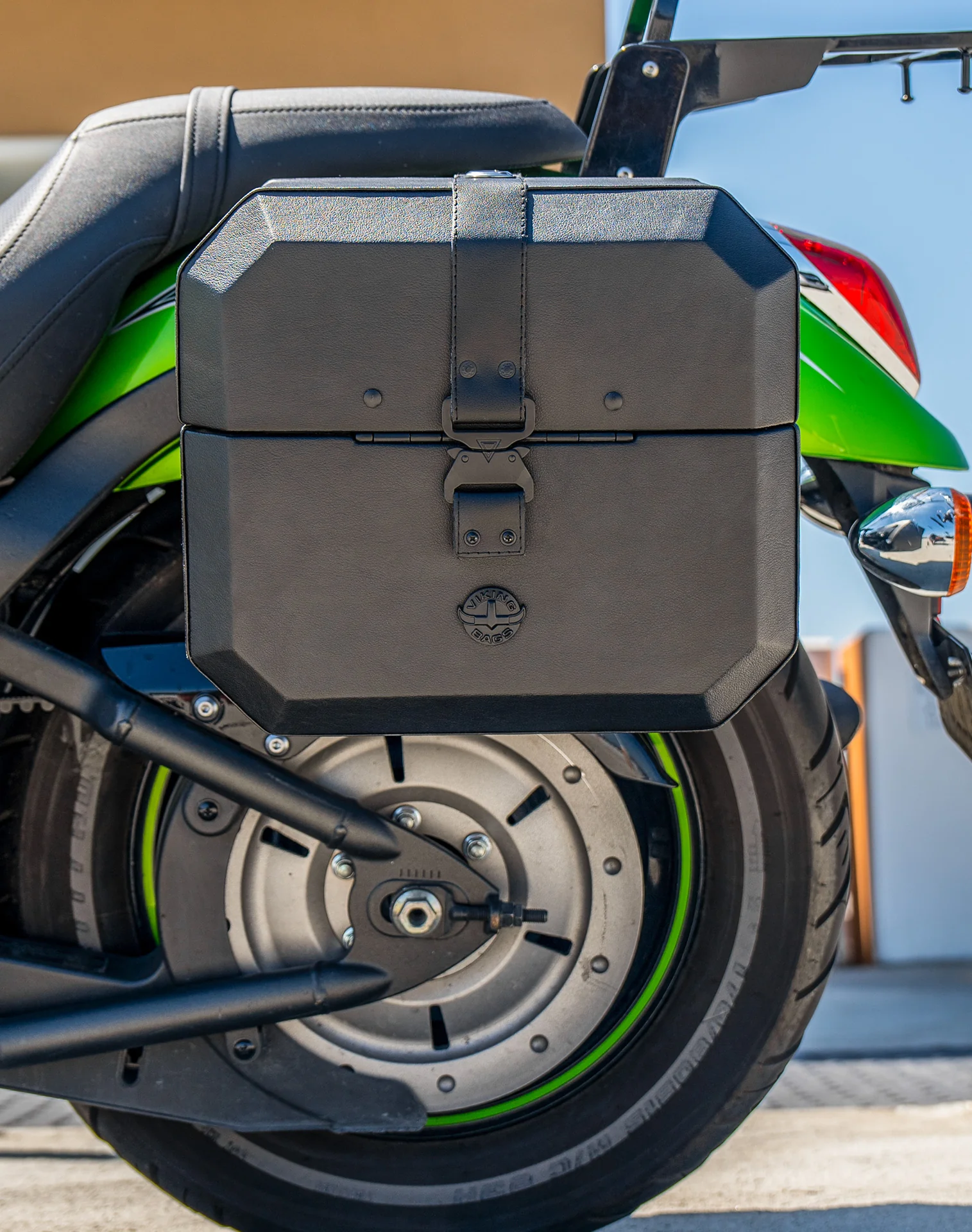 20L - Outlaw Quick-Mount Small Kawasaki Vulcan 900 Custom Leather Wrapped Hard Saddlebags - Image 4