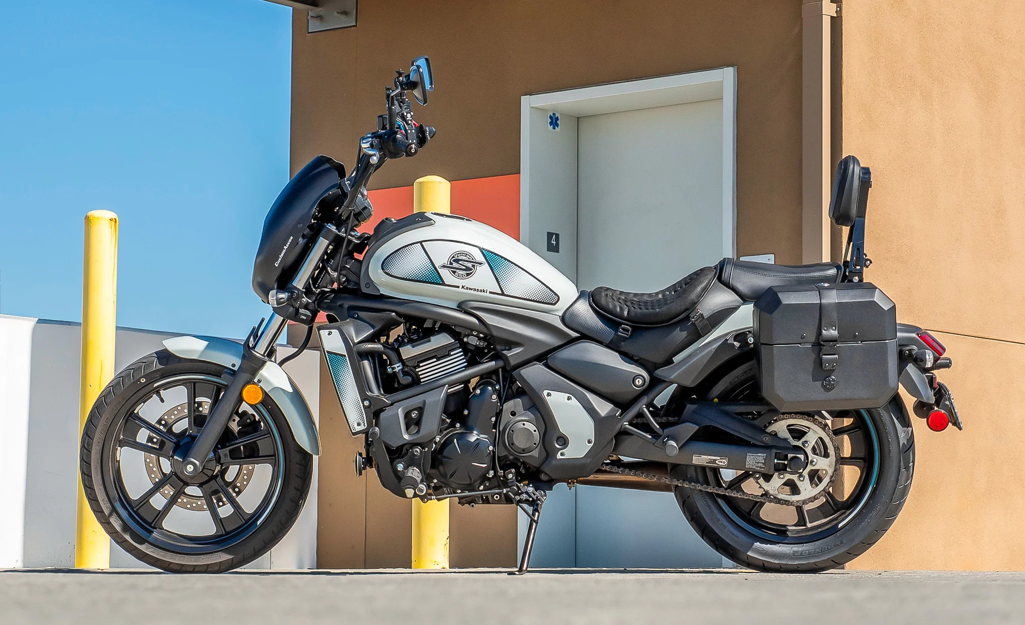 20L - Outlaw Quick-Mount Small Kawasaki Vulcan S Leather Wrapped Hard Saddlebags - Image 2