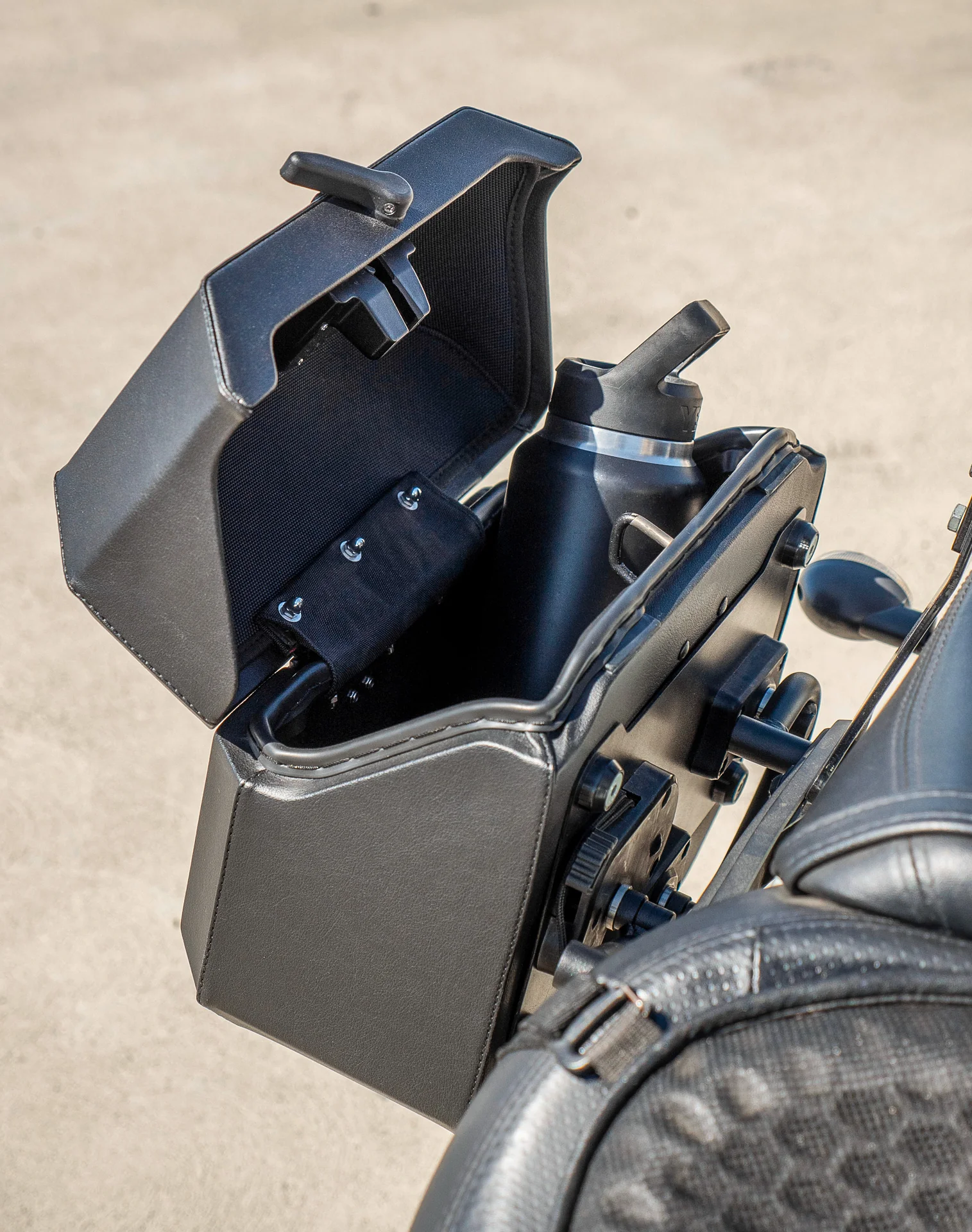 20L - Outlaw Quick-Mount Small Kawasaki Vulcan S Leather Wrapped Hard Saddlebags - Image 6