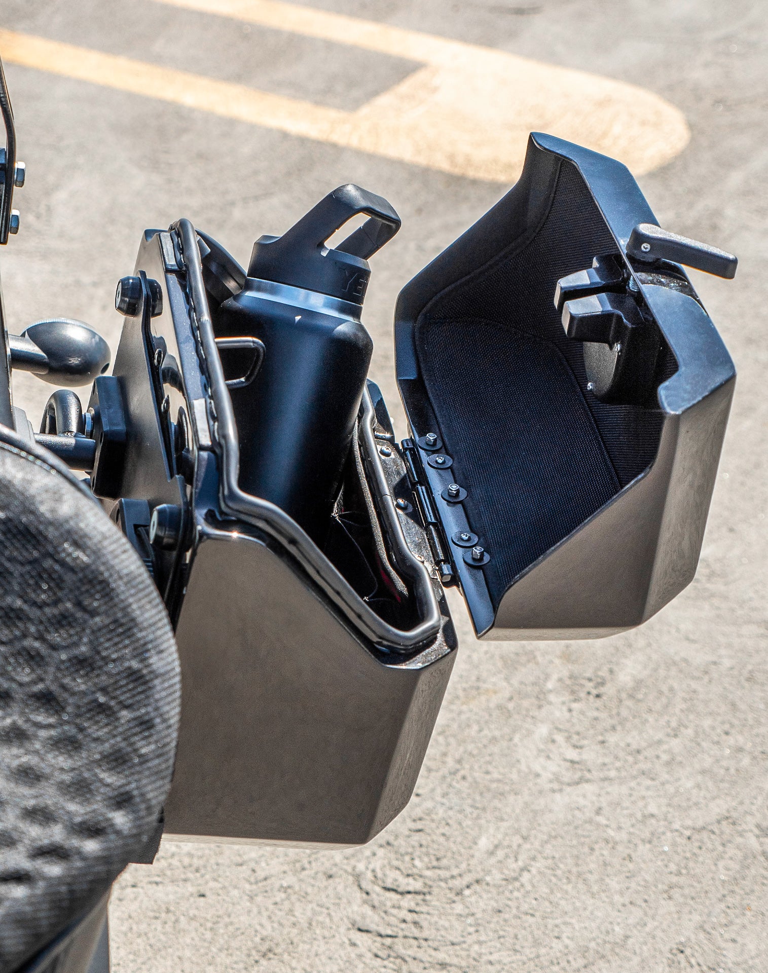 20L - Outlaw Quick-Mount Small Kawasaki Vulcan S Painted Hard Saddlebags - Image 5