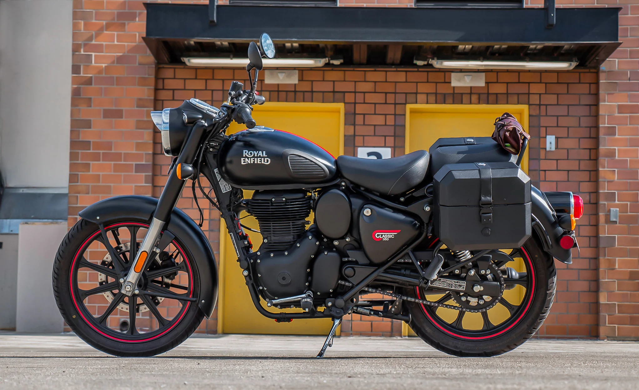 20L - Outlaw Quick-Mount Small Royal Enfield Classic 350 Leather Wrapped Hard Saddlebags - Image 2