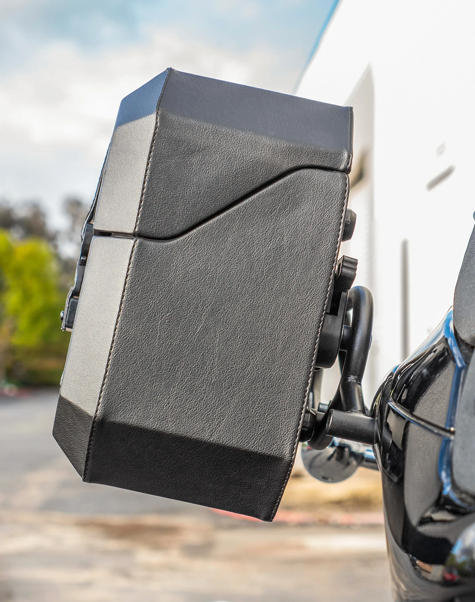 20L - Outlaw Quick-Mount Small Suzuki Boulevard M109 VZR1800 Leather Wrapped Hard Saddlebags - Image 5