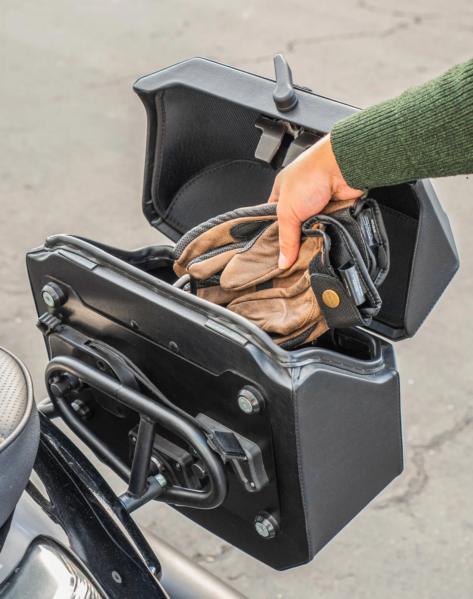 20L - Outlaw Quick-Mount Small Suzuki Boulevard M109 VZR1800 Leather Wrapped Hard Saddlebags - Image 6