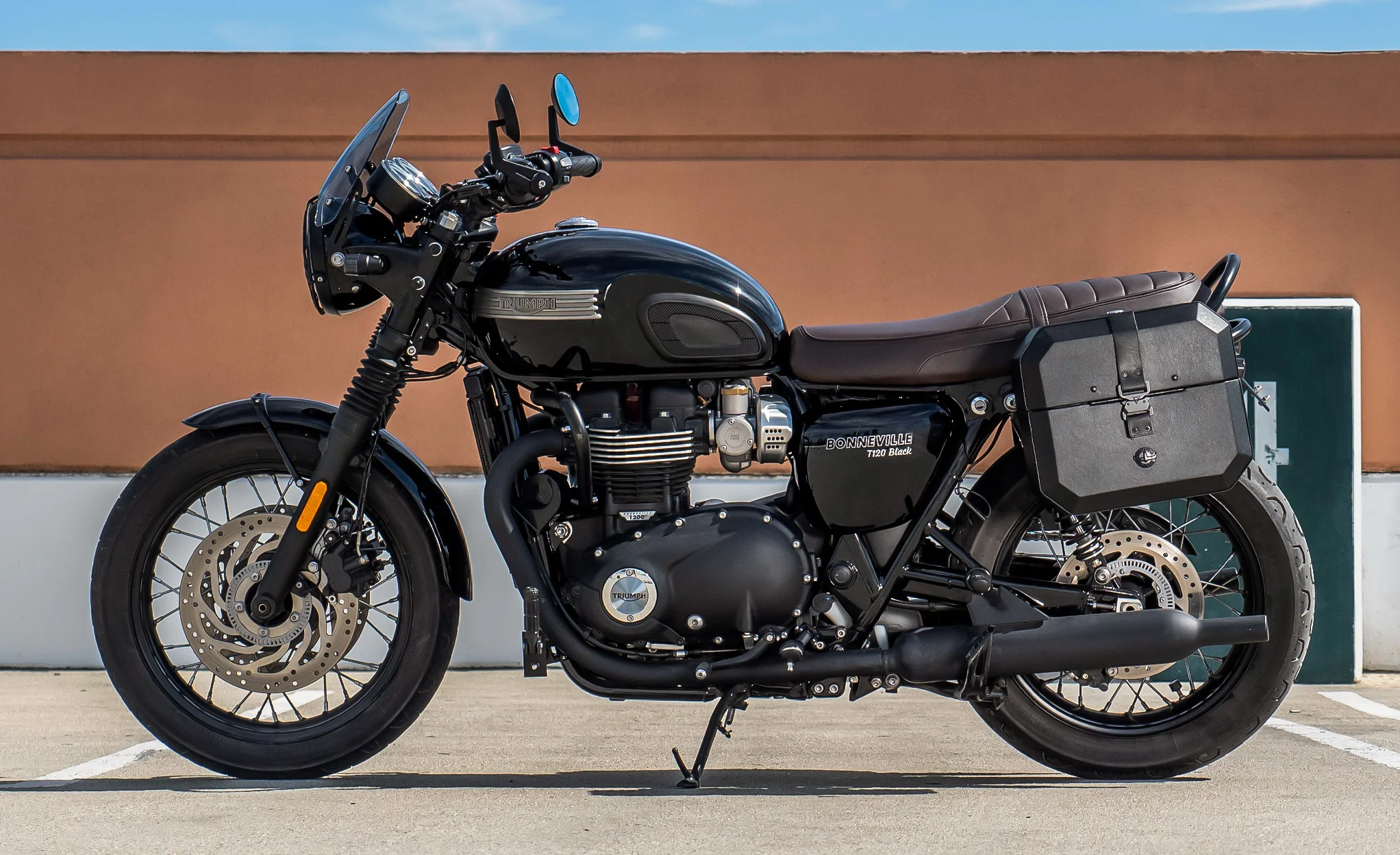 20L - Outlaw Quick-Mount Small Triumph Bonneville T120 Leather Wrapped Hard Saddlebags - Image 2